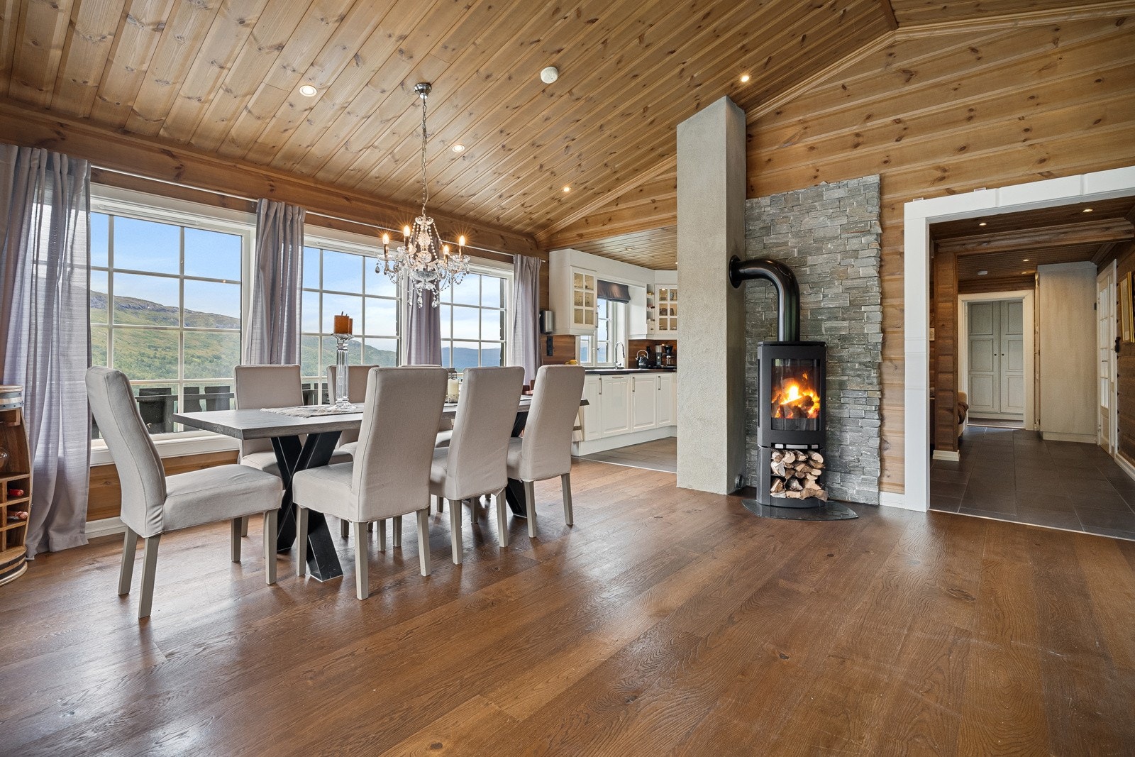 Mange flotte kvaliteter som plassbygde senger, varme i gulv hovedetasje, bad tilrettelagt for vaskemaskin, høyt under taket i stuen og en store terrasse på 43 m2. Galleribilde