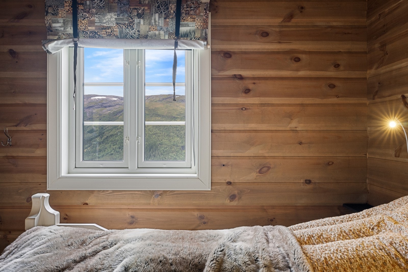 Begge soverommene i hovedetasjen har gode garderobeskap og ekstra oppbevaring under sengene. Galleribilde