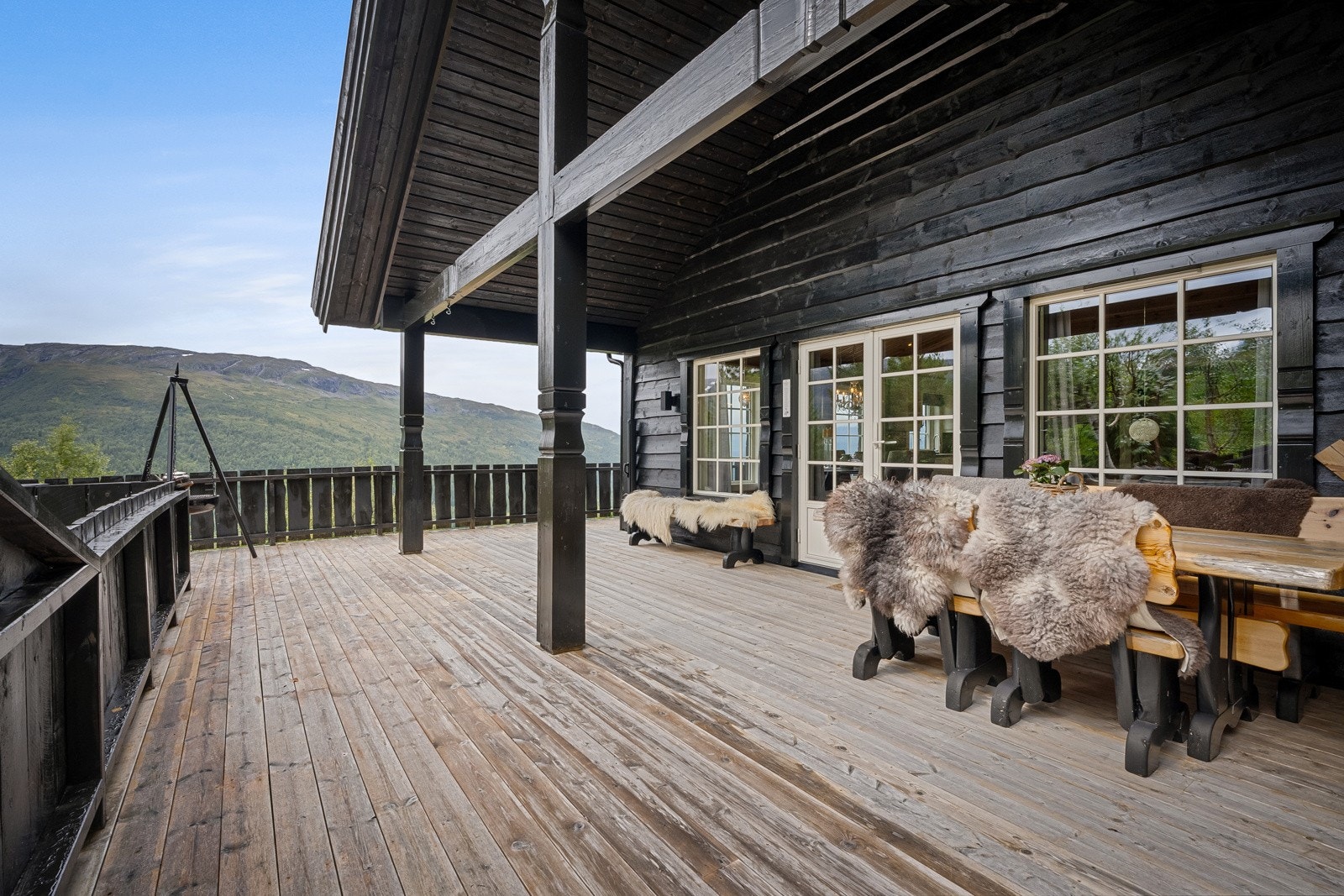 Fra stuen går du ut på den flotte terrassen på 43 m². Galleribilde
