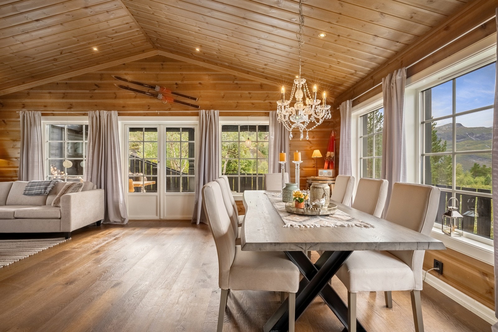 Takhøyden og de varme bruntonene på vegger og tak skaper en rolig og innbydende atmosfære. Galleribilde