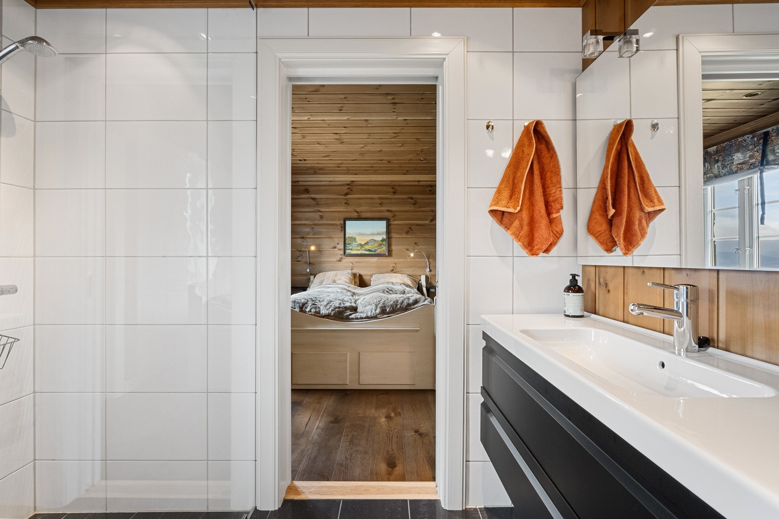 Hovedsoverommet ligger vegg i vegg med eget helfliset bad. Galleribilde