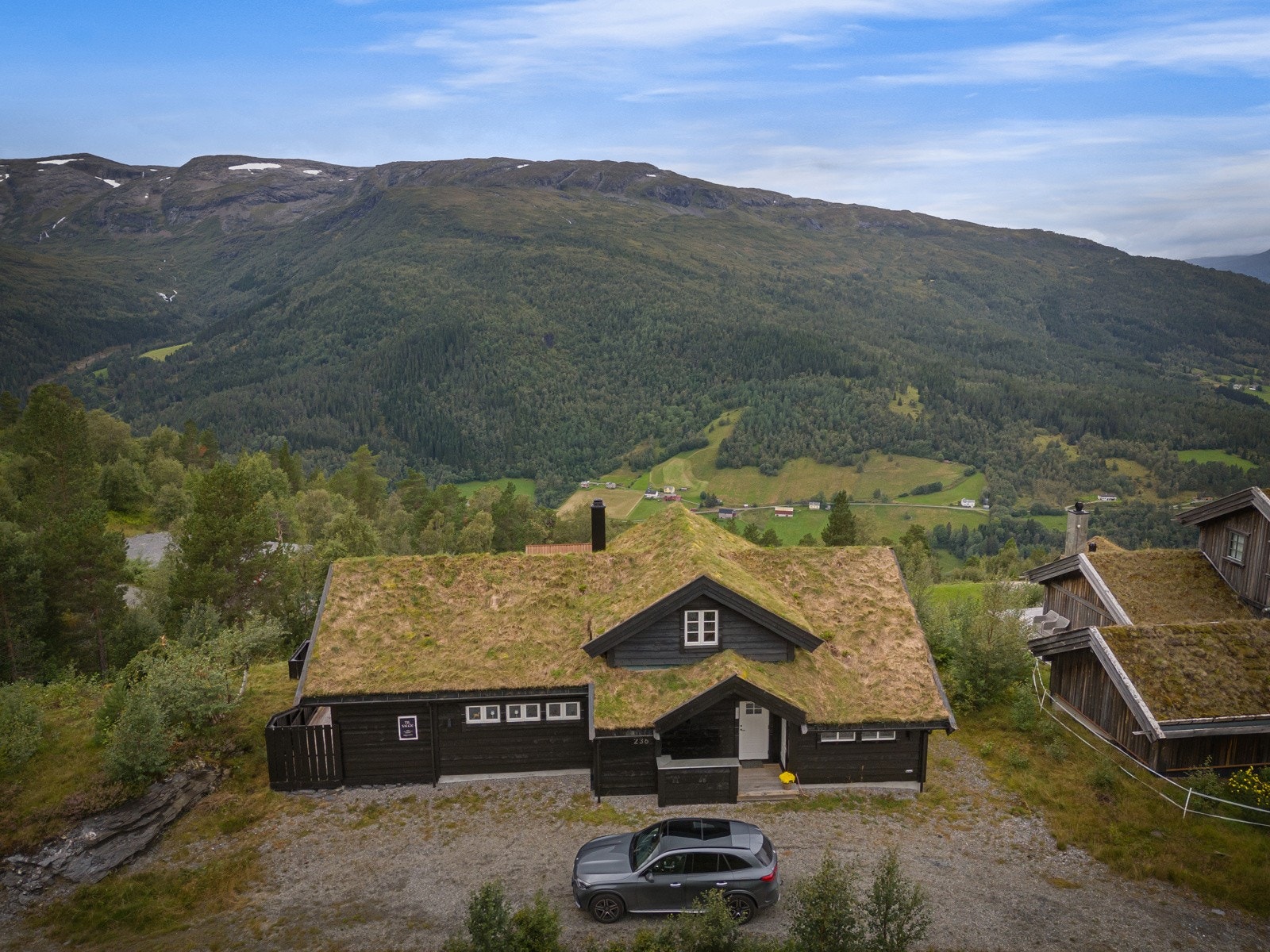 Hytta har panoramautsikt til Vossevangen og omkringliggende fjellområder. Galleribilde