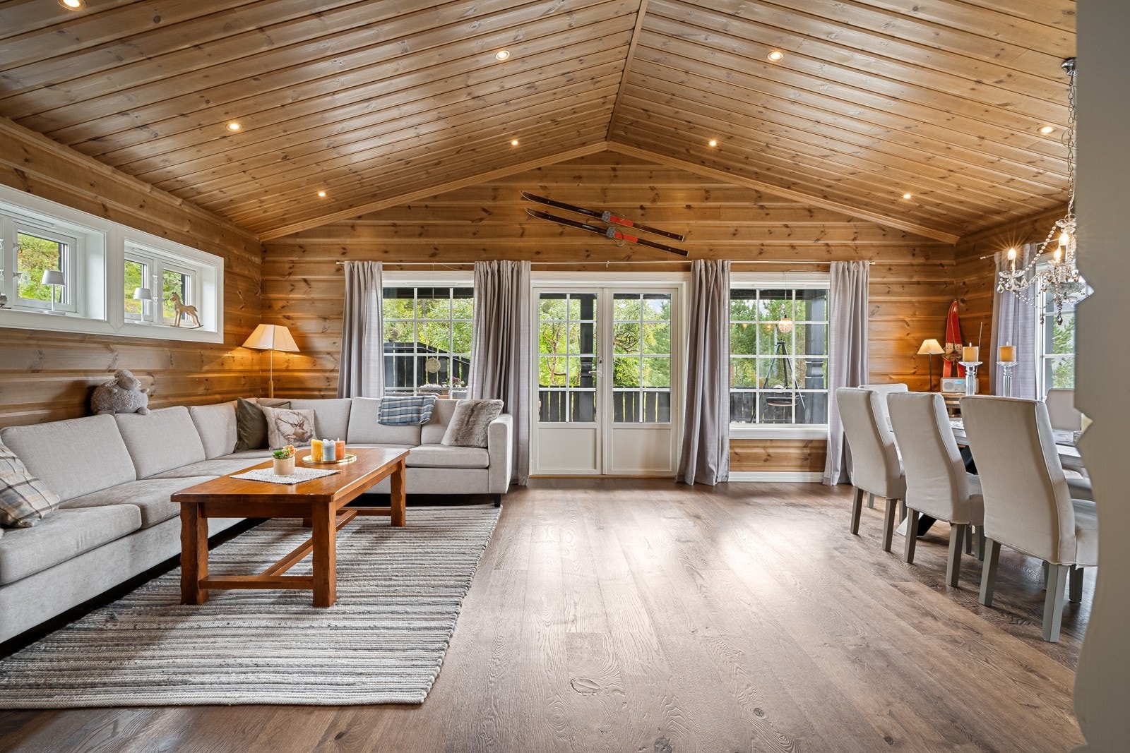 Stuen er romslig, med plass til både spisebord og sofagruppe. Galleribilde