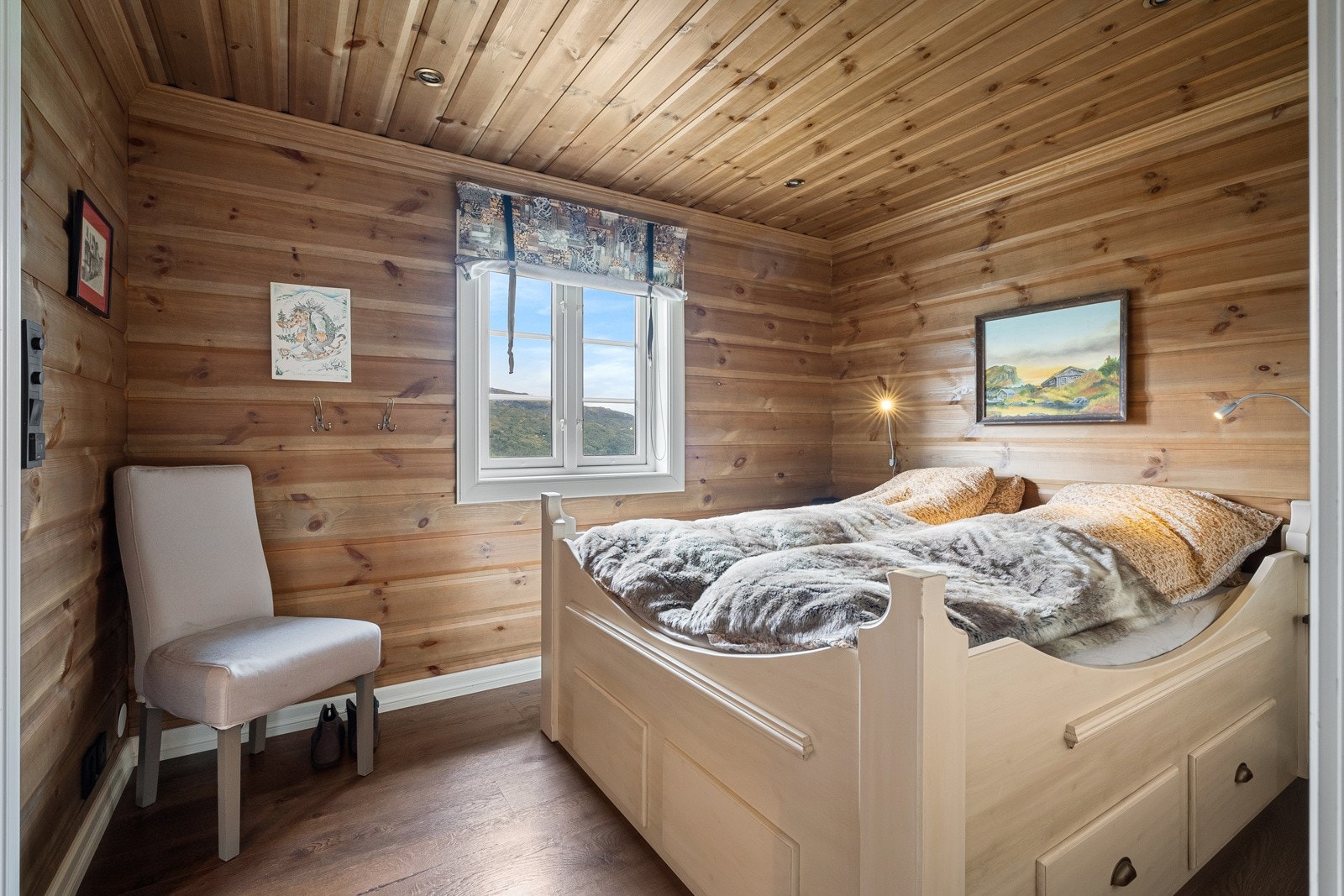 To av soverommene ligger i hovedetasjen og har nydelige plassbygde senger - master bedroom har en dobbeltseng. Galleribilde