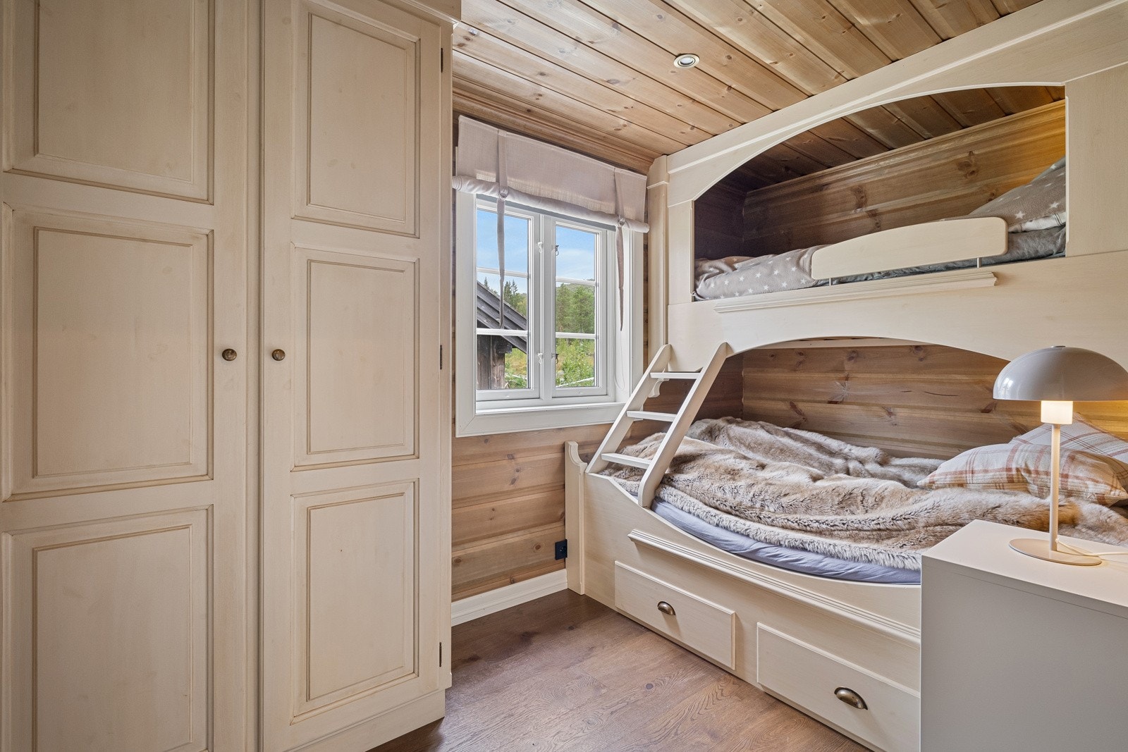 Det andre rommet har en koselig familiekøye. Galleribilde