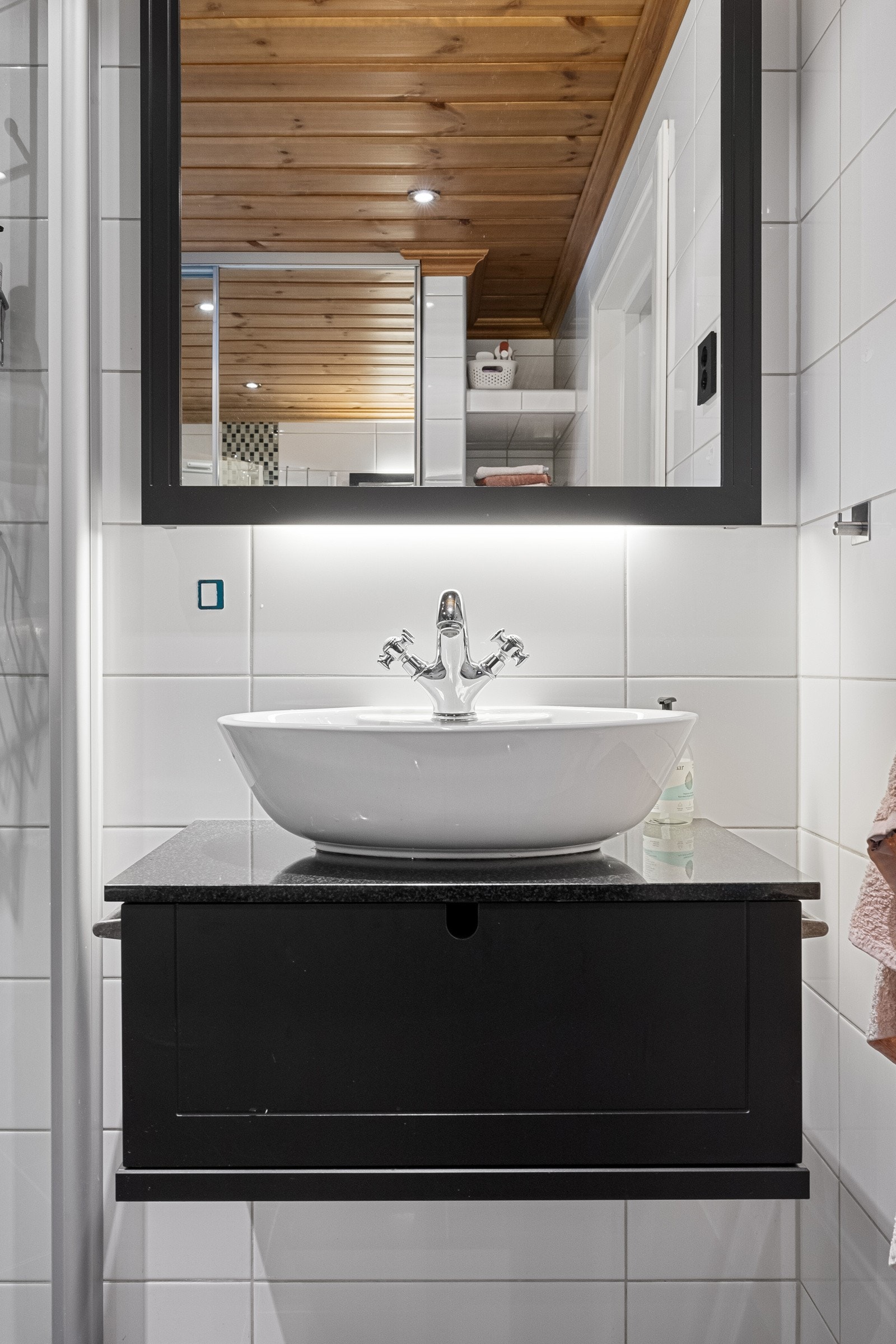 Det andre badet, helfliset og smakfullt innredet, ligger rett ved gangen og har både dusj og vegghengt toalett. Galleribilde