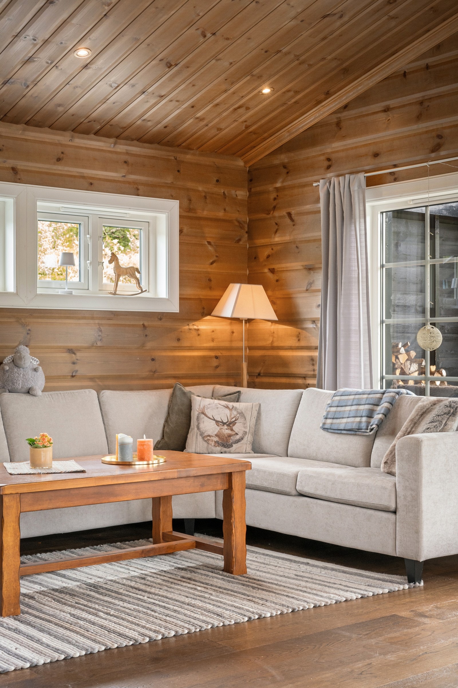 Innvendig er det brukt materialer av høy kvalitet: Kahrs enstavts eikeparkett som er børstet og oljet, fliser og beisa breis furupanel på veggene. Galleribilde