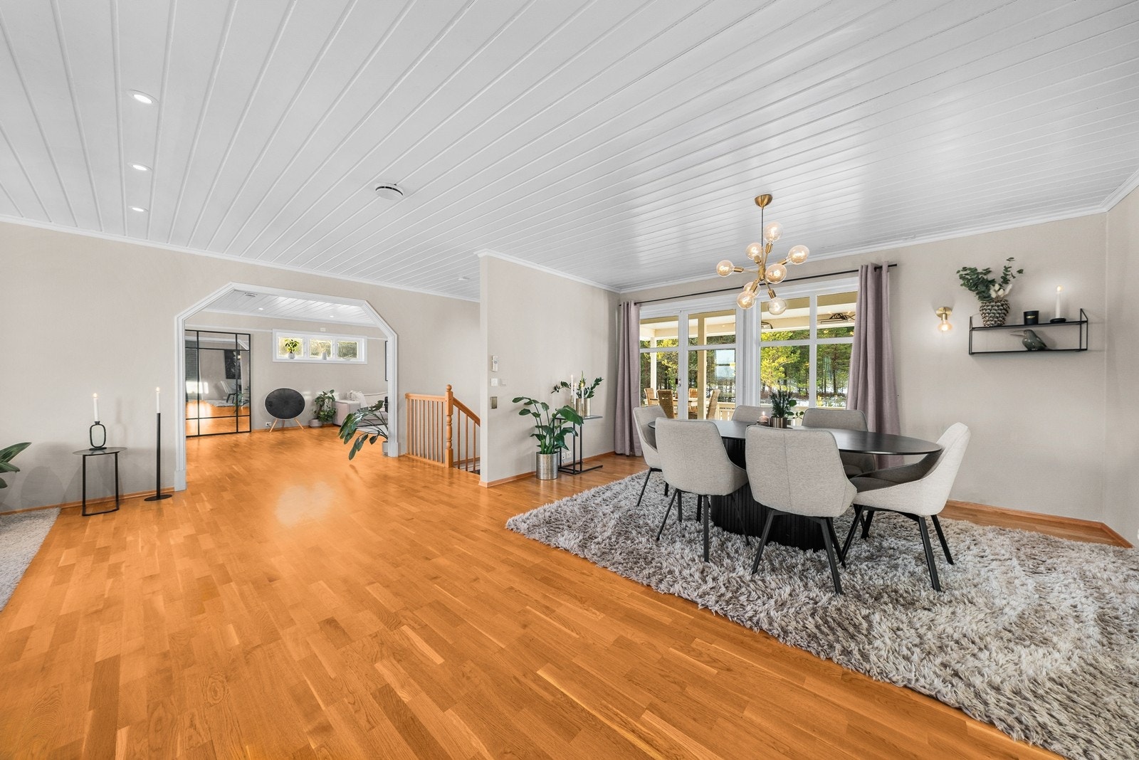 Meget stor og luftig bolig med god romfølelse og mye naturlig lys. Her er det god plass! Galleribilde