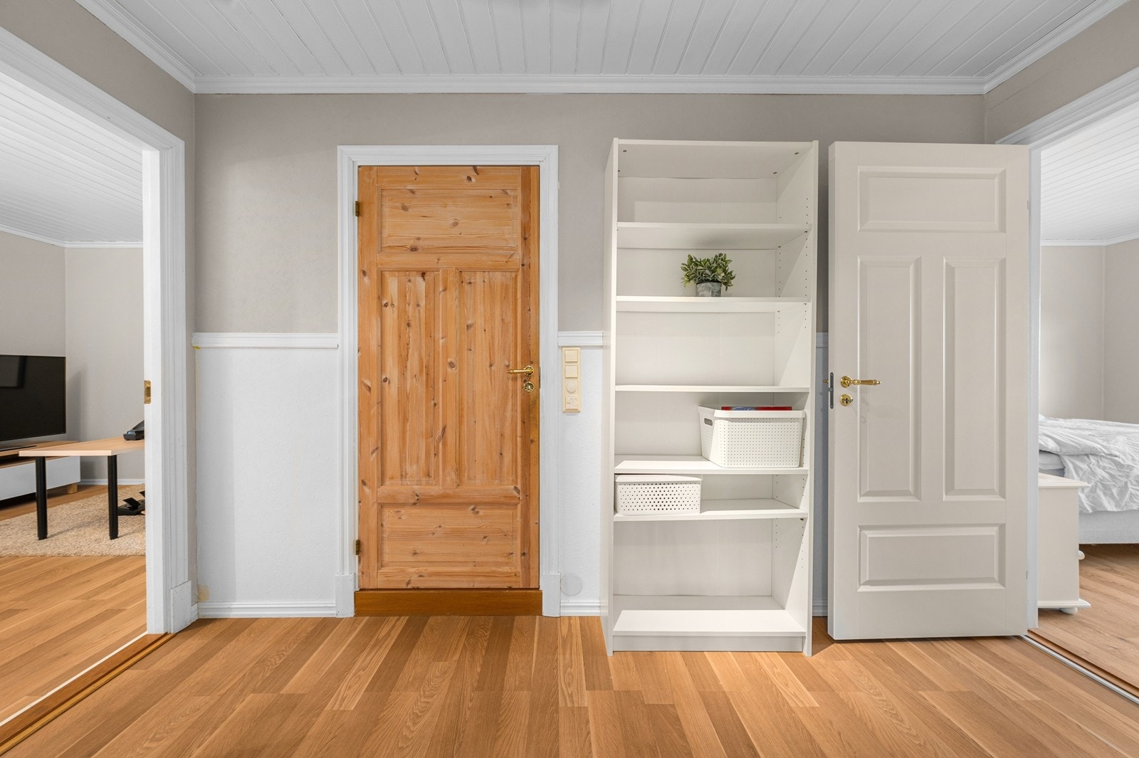 Tv-stue/soverom til venstre, bad rett fram og hovedsoverom til høyre. Galleribilde