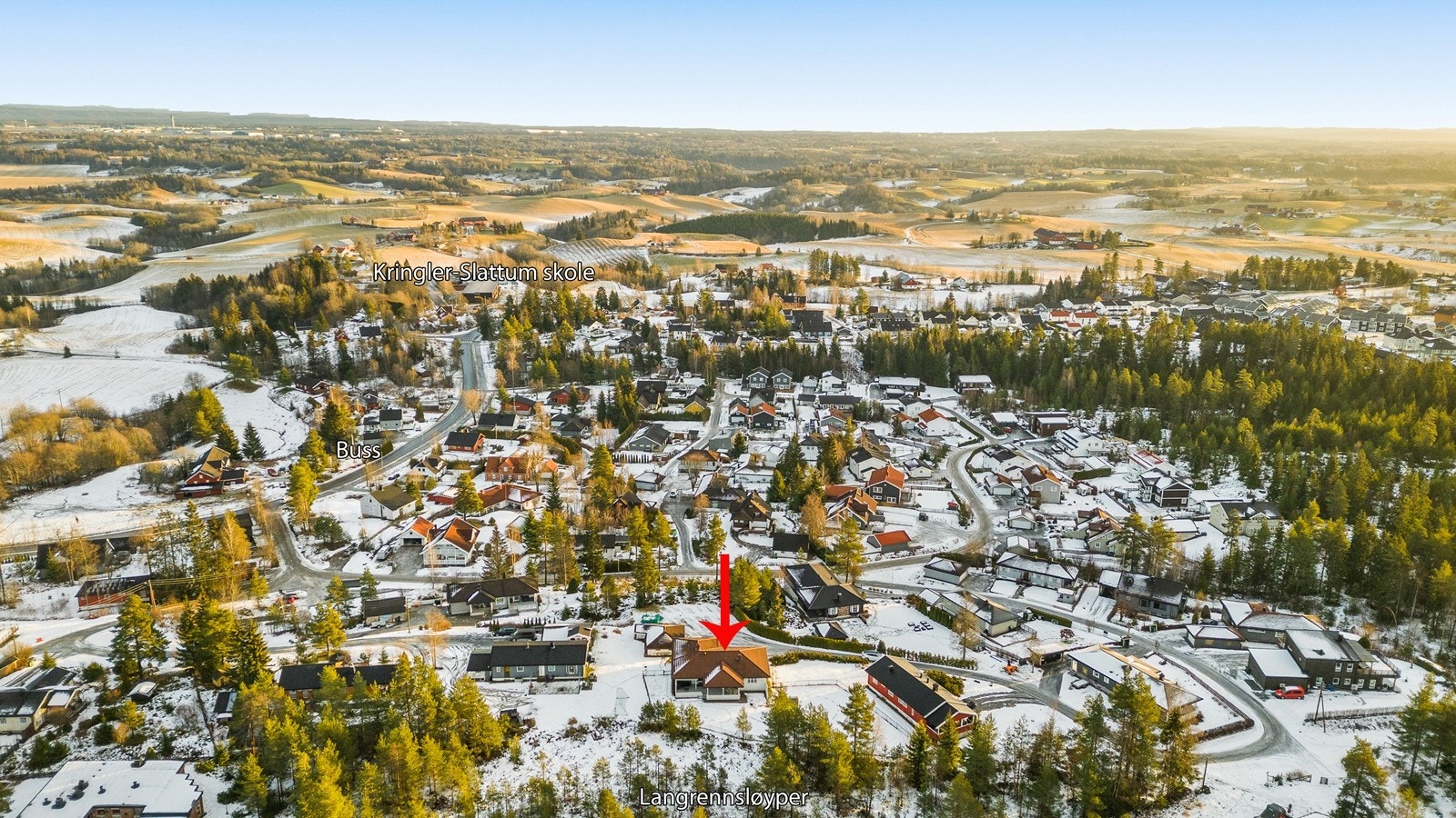 Boligen har en god beliggenhet øverst på feltet og med gangavstand til både barnehage og barneskole. Galleribilde