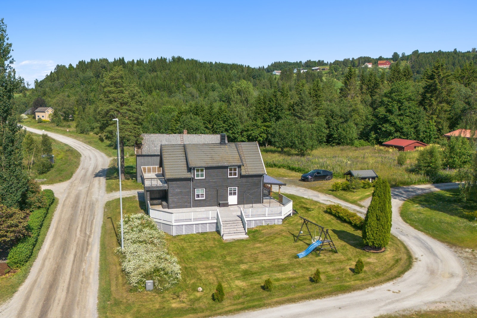 Romslig tomt på 1250 kvm. Pent opparbeidet med plen og busker. Galleribilde