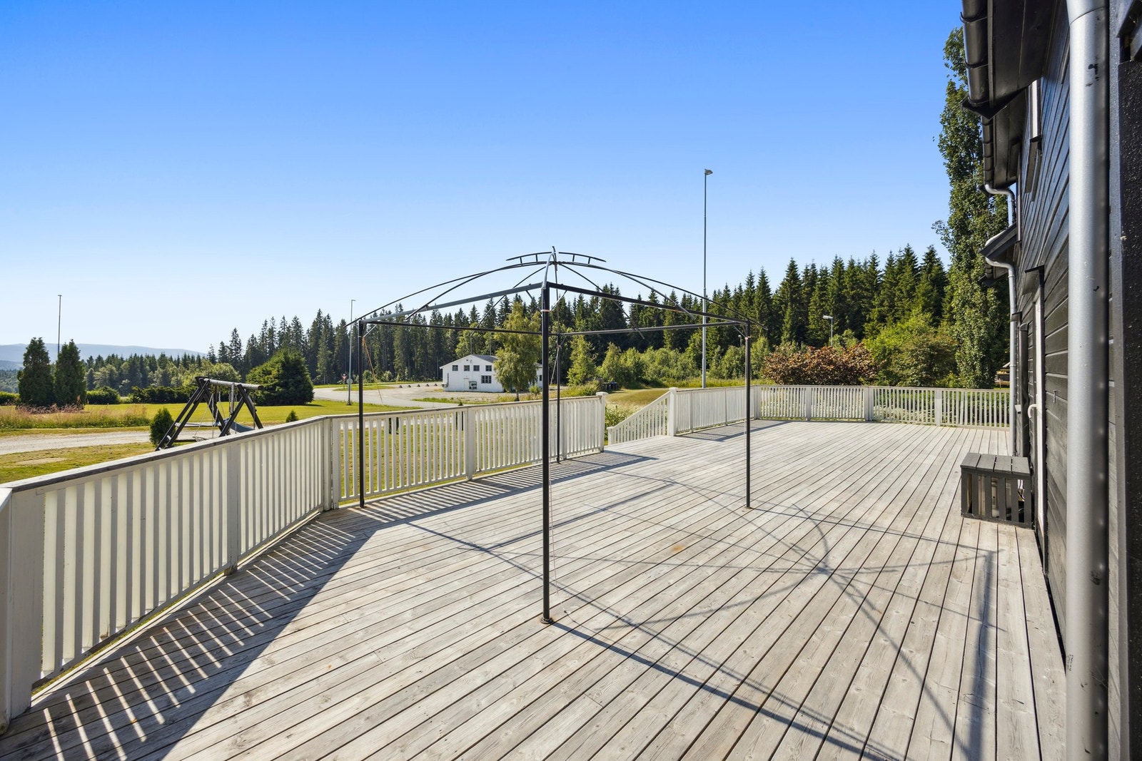 Fra stuen er det dør ut til solrik terrasse Galleribilde