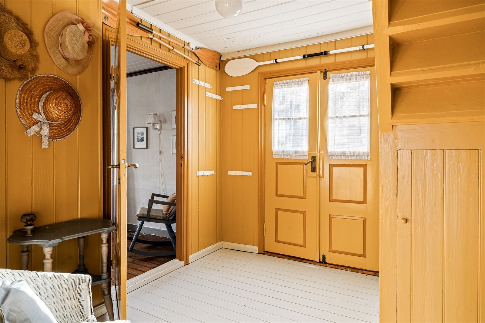 Hovedhytta har en romslig og pen entré med plass til garderobe. Galleribilde