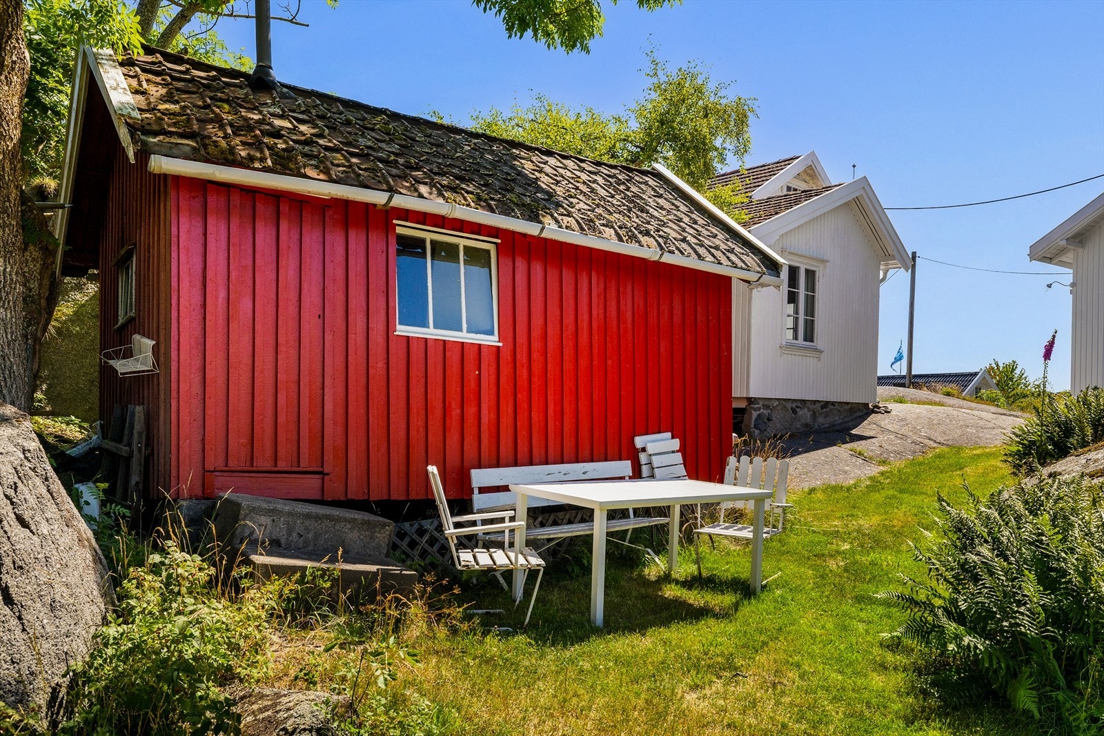 Det er mange solrike og usjenerte uteplasser rundt på eiendommen. Galleribilde