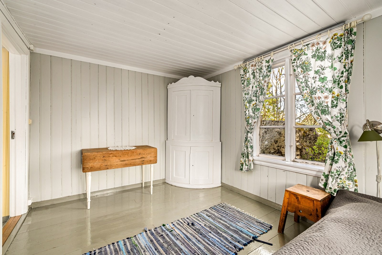 I annekset er det et stort soverom i 1. etasje. Galleribilde