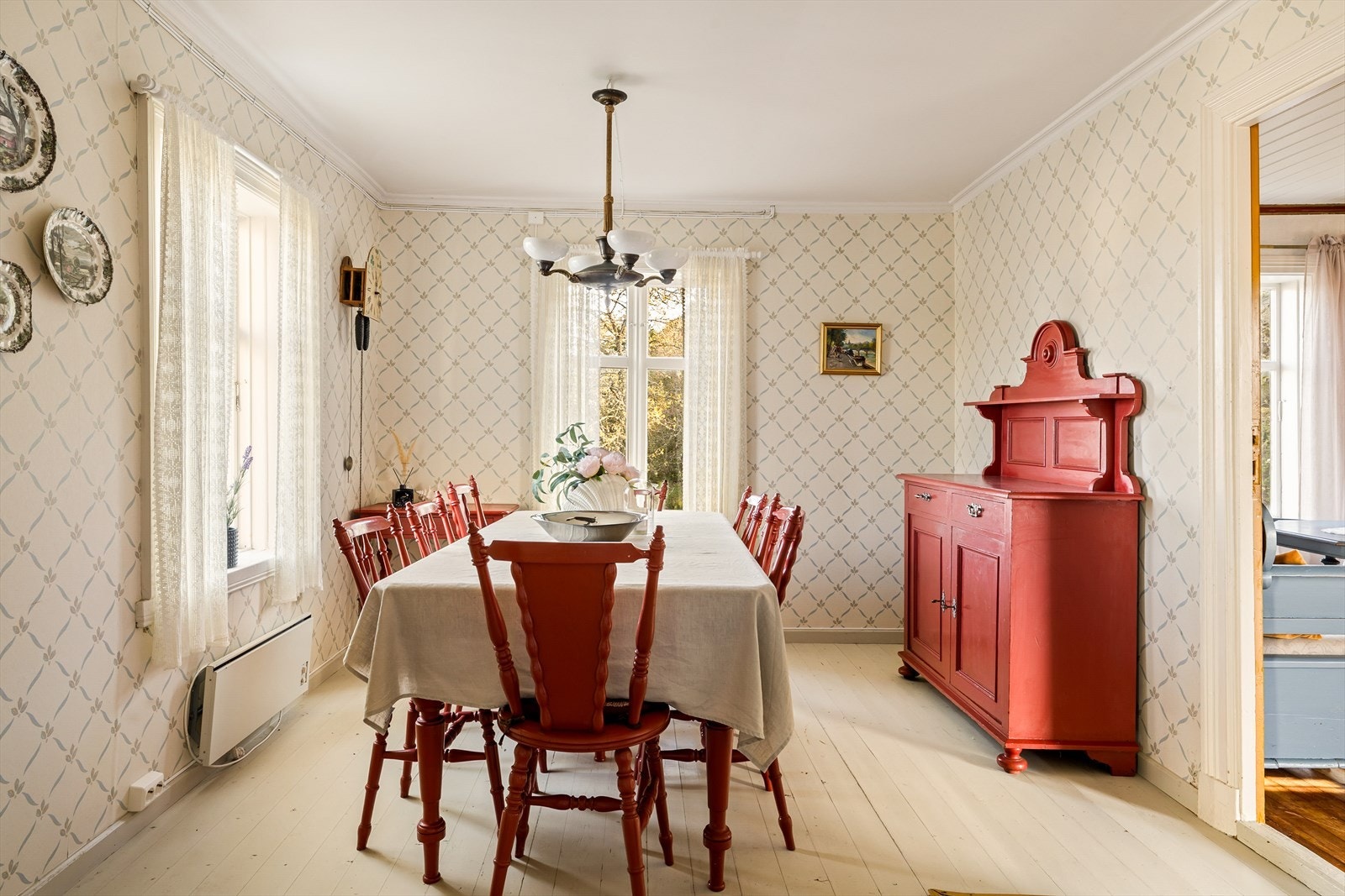 Det er god plass til å samle både familie og feriegjester til hyggelige måltider i spisestuen. Galleribilde