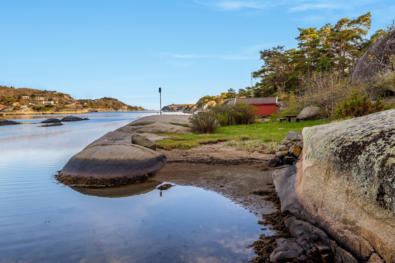 Det ligger en nydelig badeplass rett nedenfor hytta, med sandstrand og svaberg. Galleribilde
