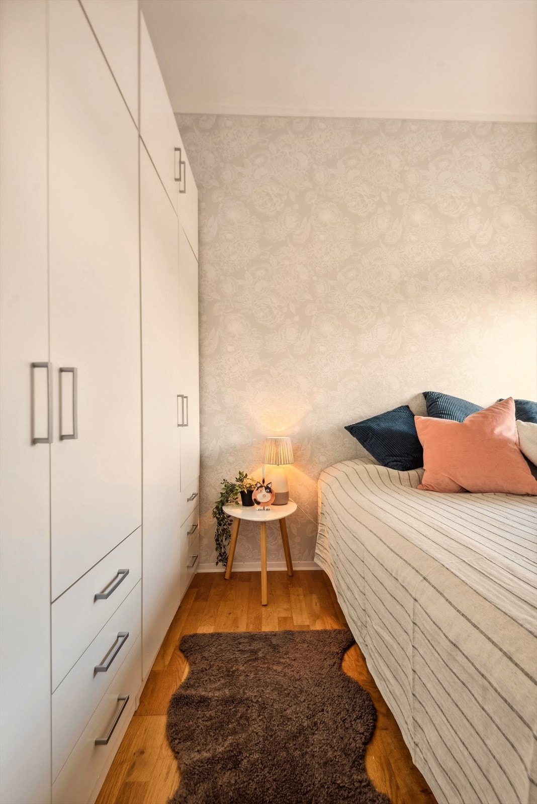 Stor garderobeinnredning på soverommet Galleribilde