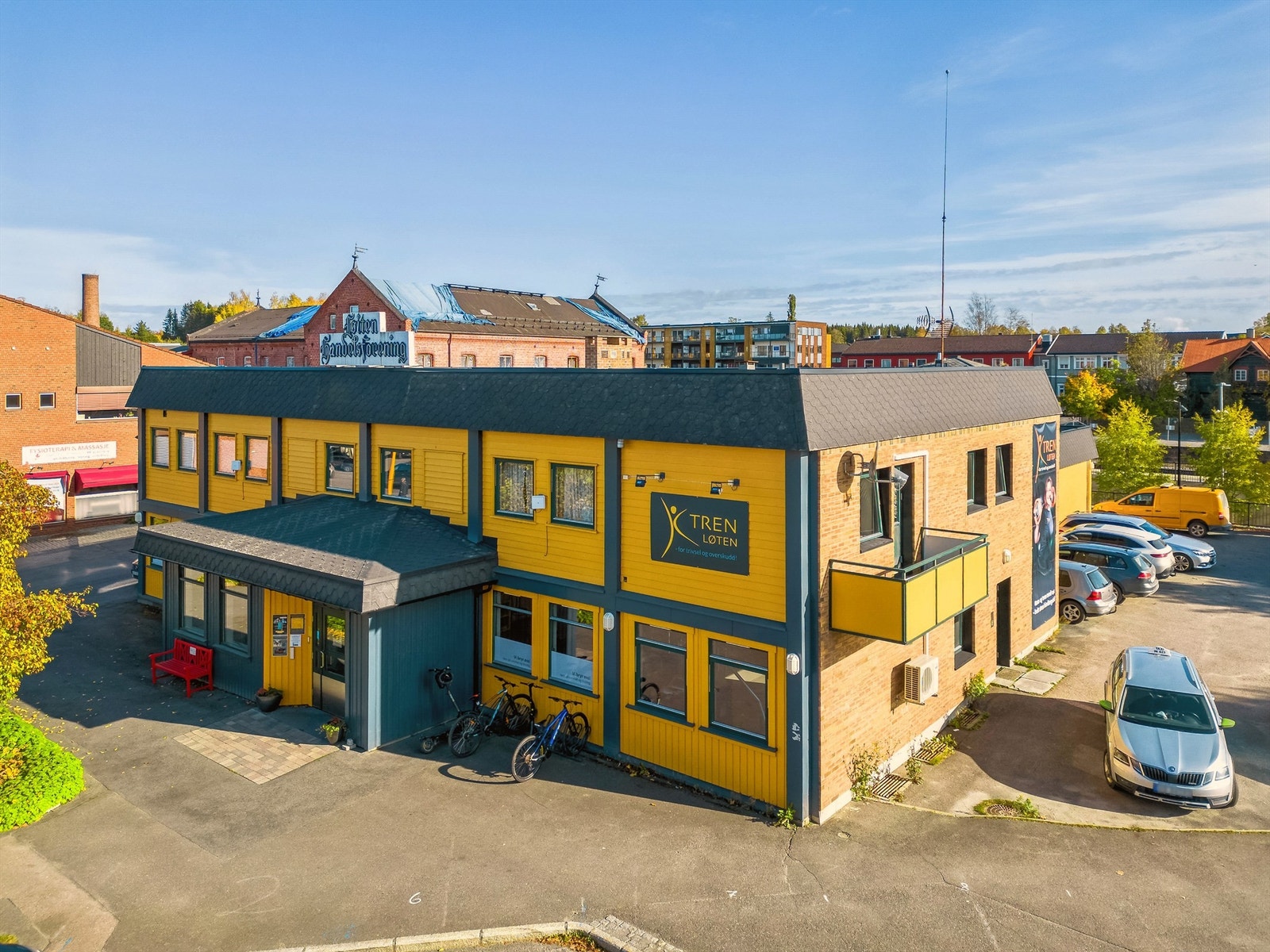 Velkommen til Stasjonsvegen 14B, midt i Løten sentrum! Fasaden er rehabilitert siden bilder ble tatt. Galleribilde