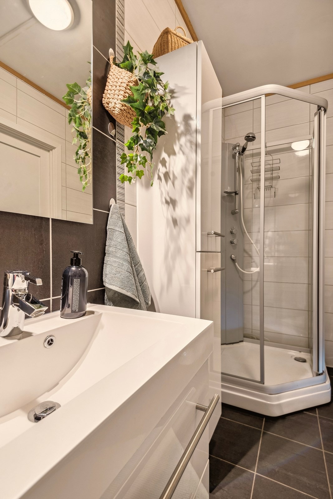 Innredning med servant med skuffer, speil, høyskap, dusjkabinett og toalett. Opplegg for vaskemaskin Galleribilde