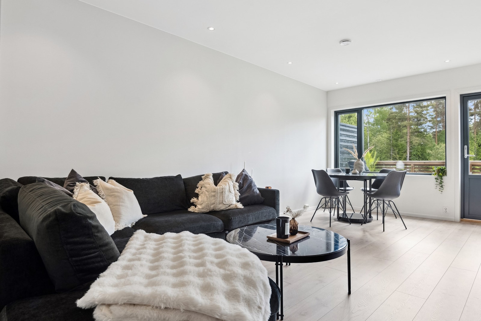 Lys og romslig stue med plass til både sofa og spisestue. Åpen løsning mot kjøkken, og adkomst til solrik balkong! Galleribilde