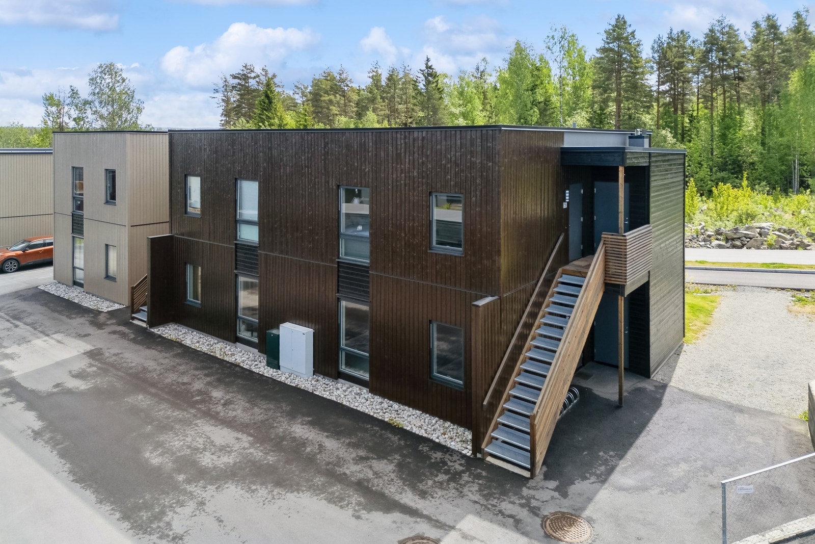 Leiligheten ligger i 2. etasje og har utvendig adkomst via trapp. Galleribilde