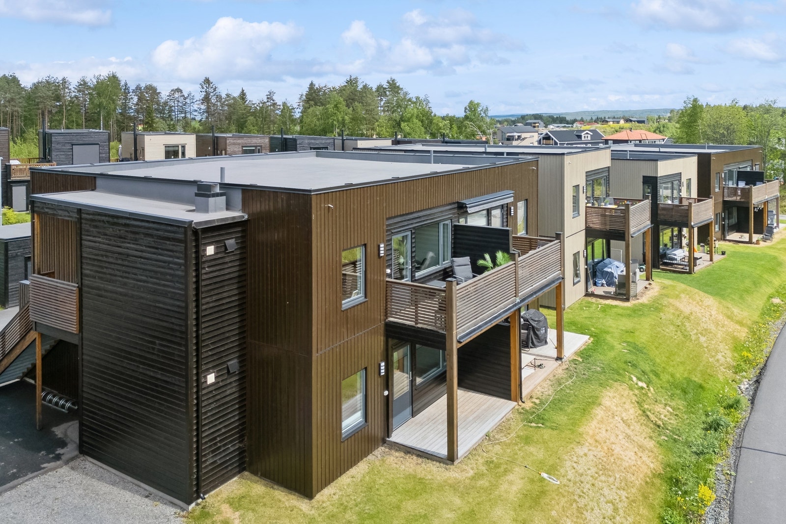 Fasade. Leiligheten ligger i 2. etasje, nærmest i bildet. Galleribilde