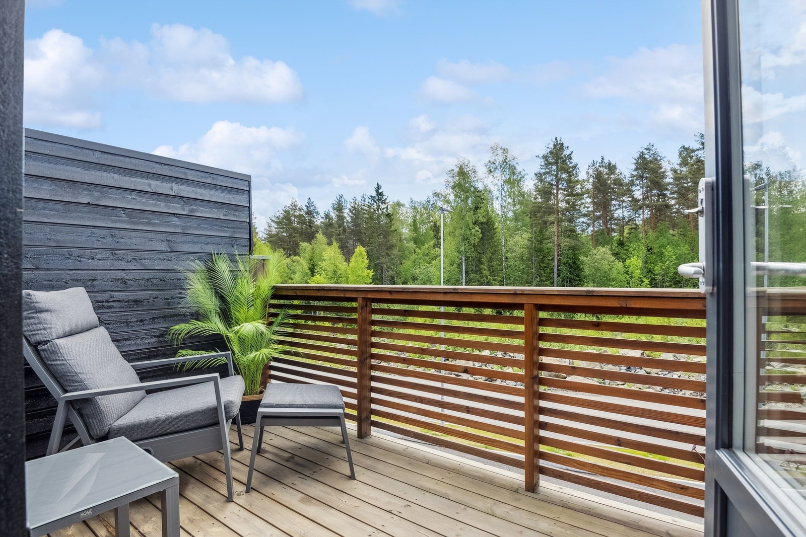 Adkomst via stuen til solrik og skjermet balkong. Galleribilde