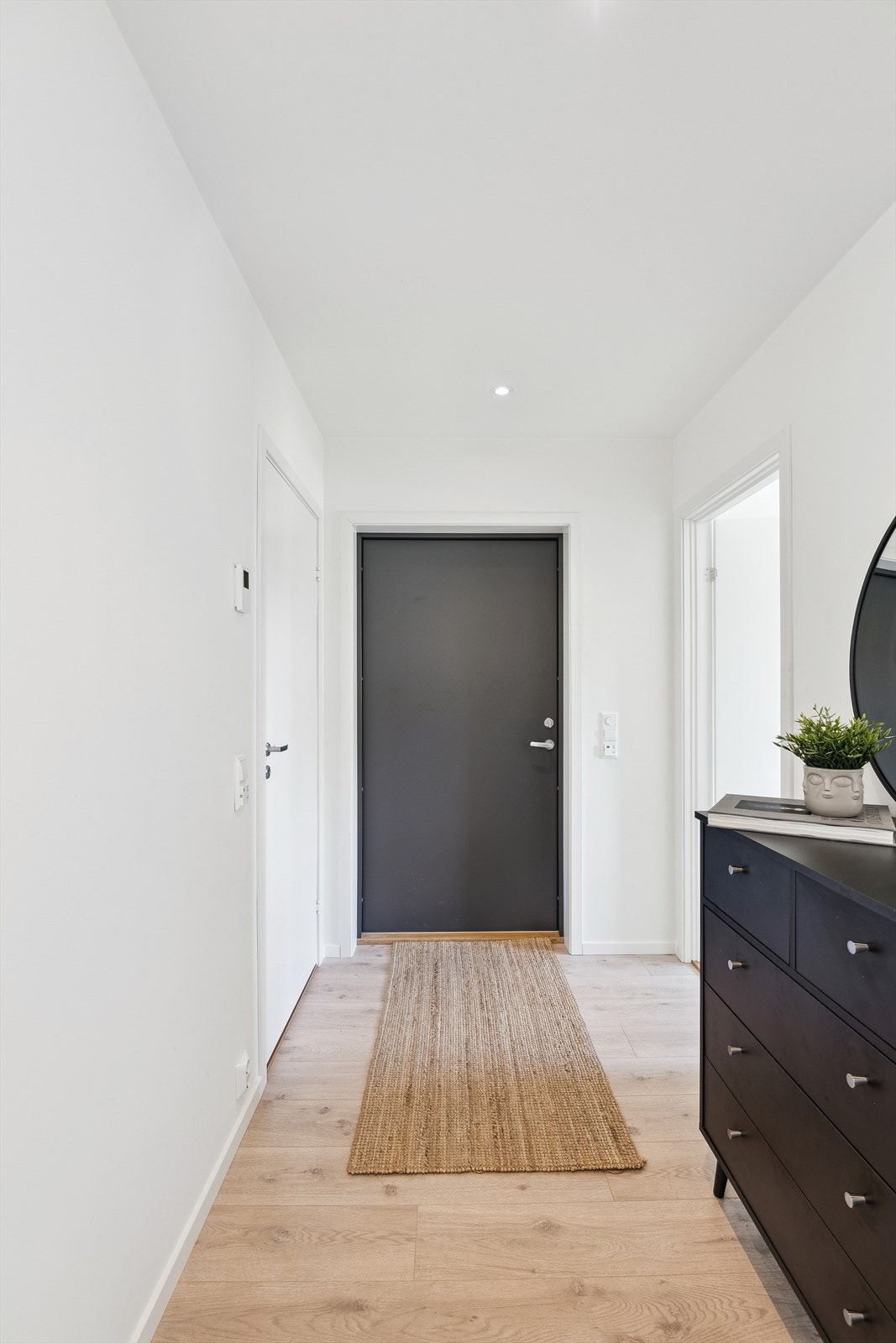 Velkommen inn! Leiligheten har en innbydende og romslig entré med varmekabler i gulvet. Galleribilde