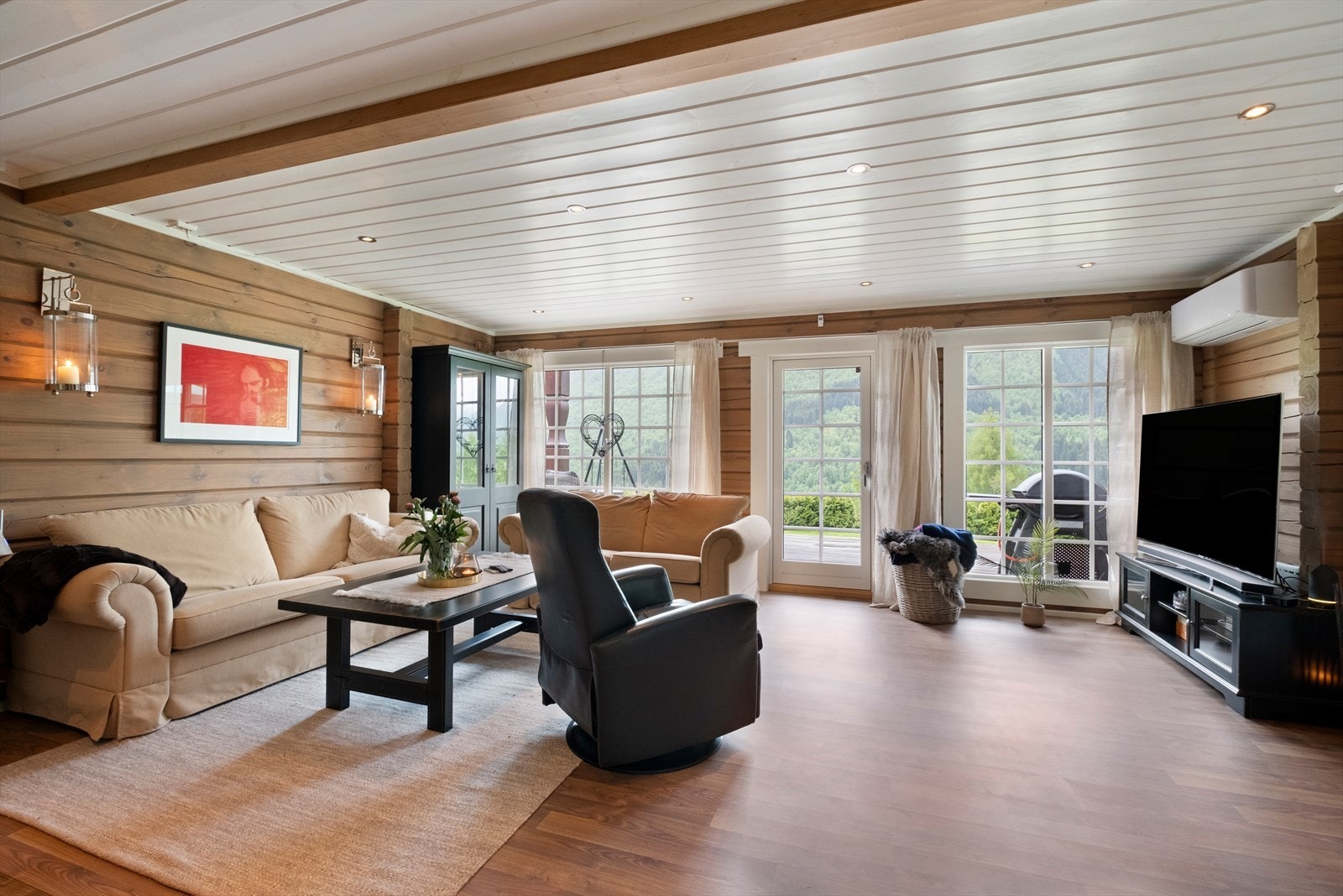 Lys og luftig stue med utgang til markterrasse og hage Galleribilde