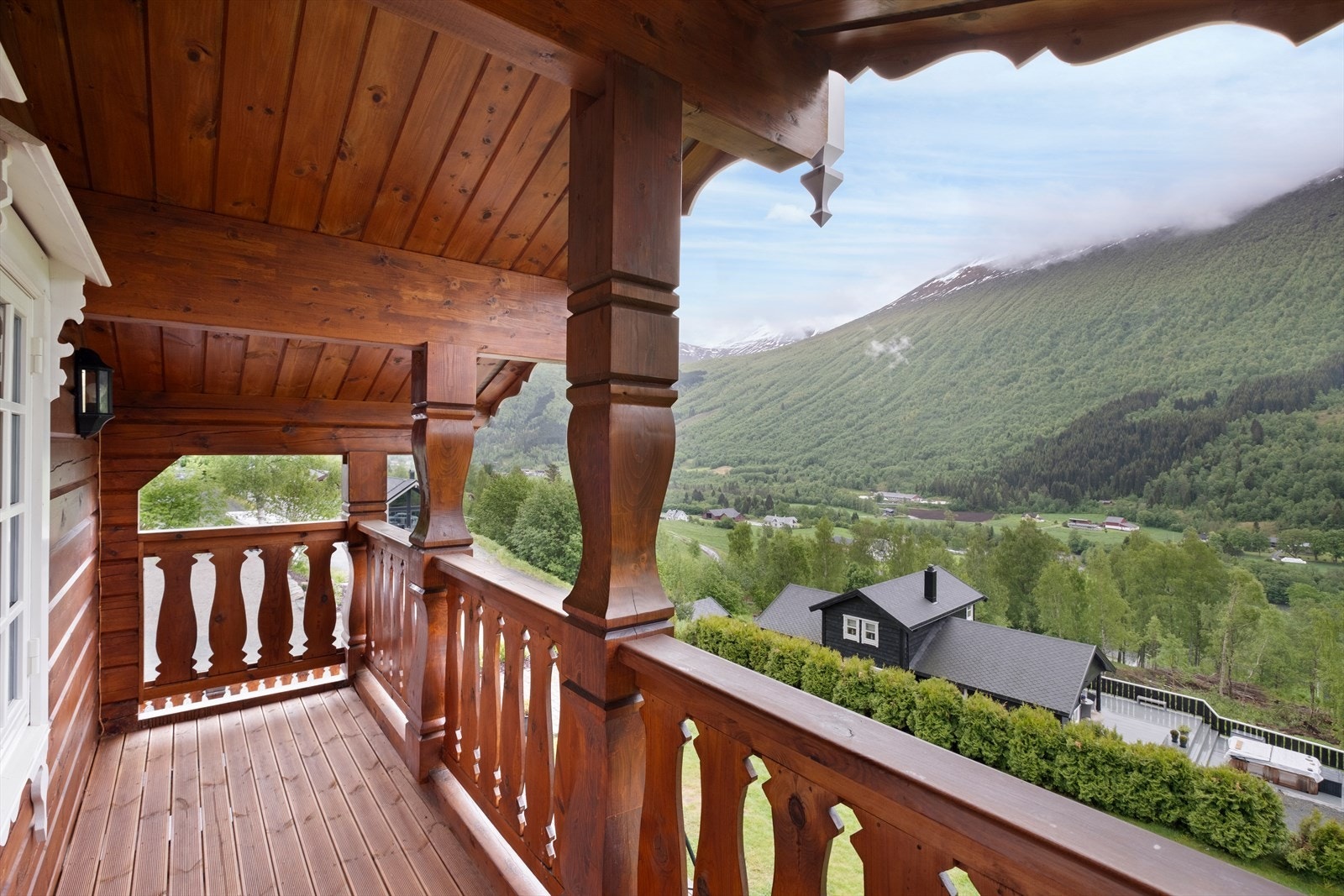 Balkong med utgang fra loftstue Galleribilde