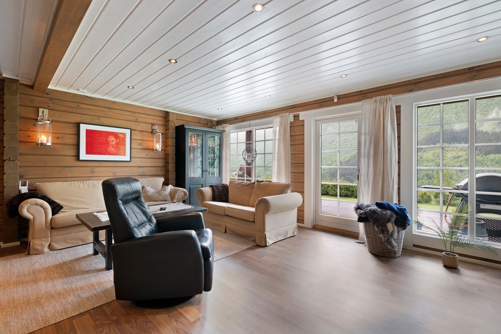 Lys og luftig stue med utgang til markterrasse og hage Galleribilde