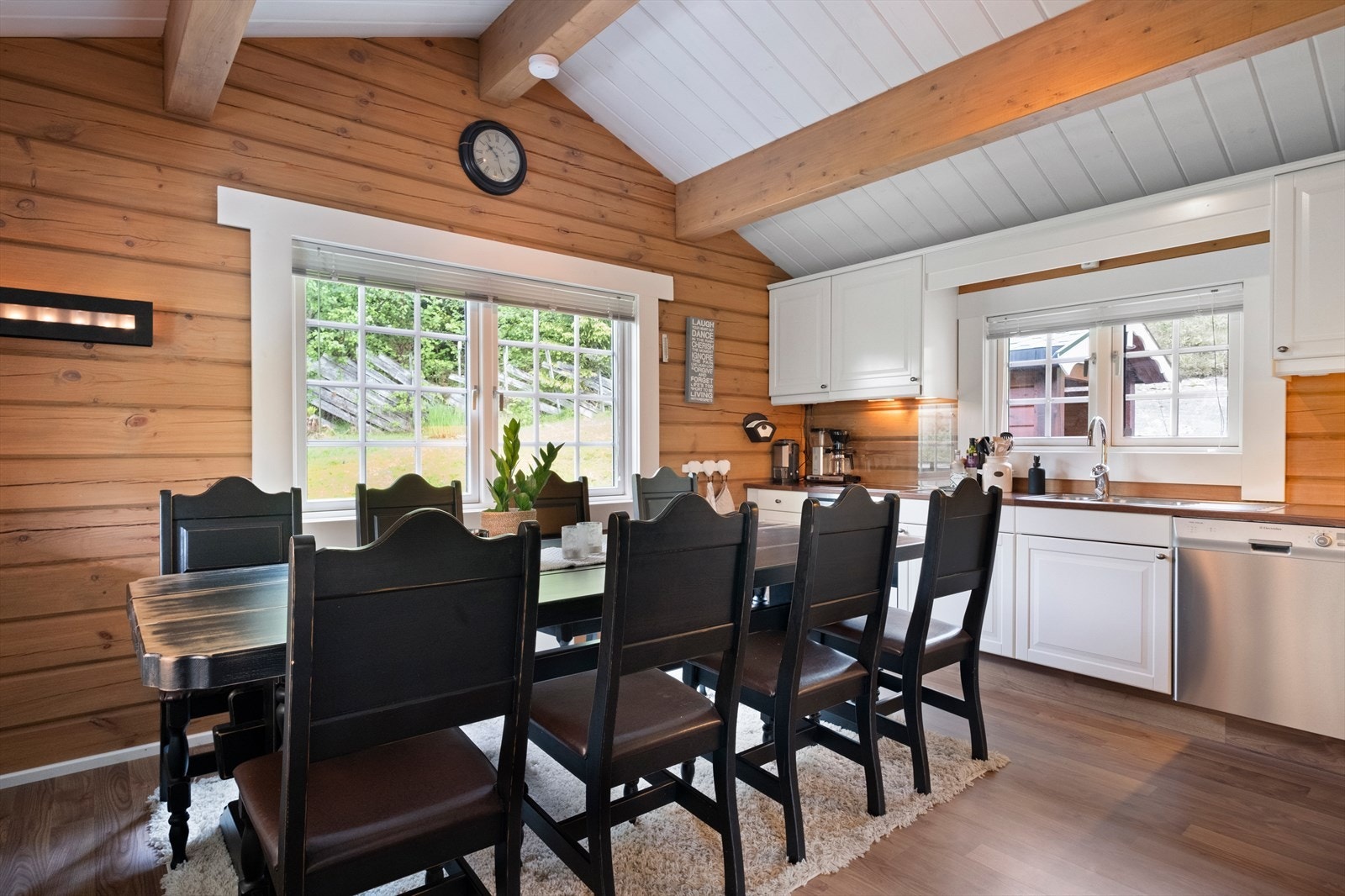 Tiltalende kjøkken med plass til stor spisegruppe Galleribilde