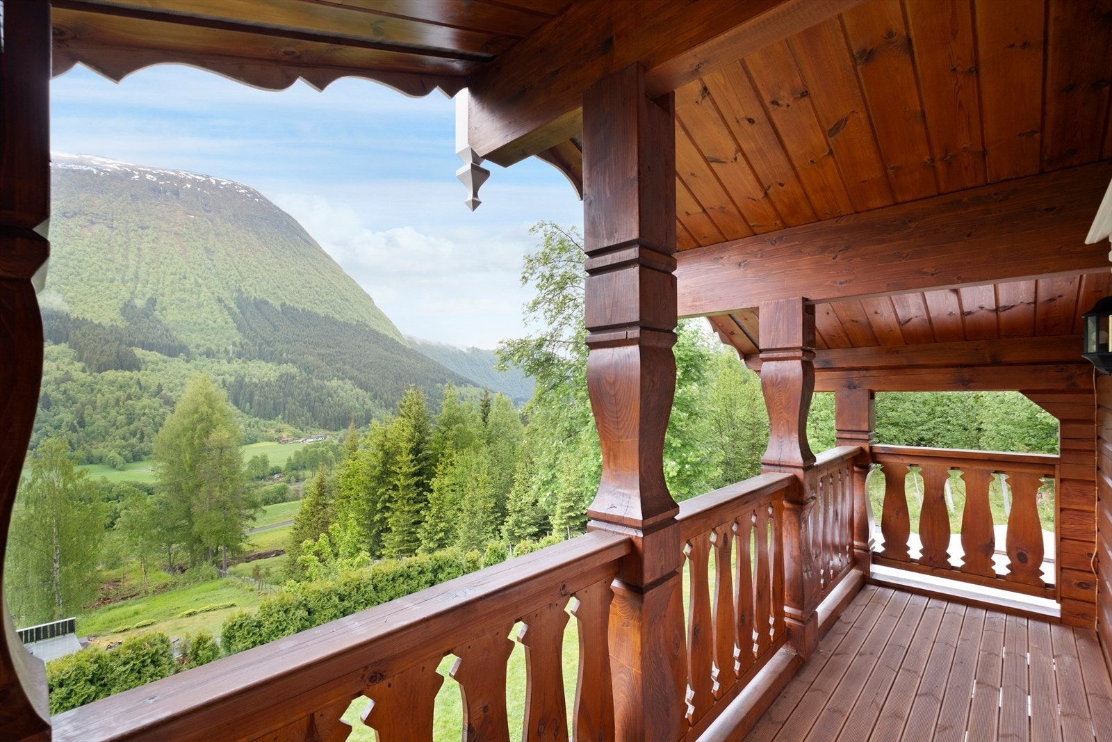 Balkong med utgang fra loftstue Galleribilde