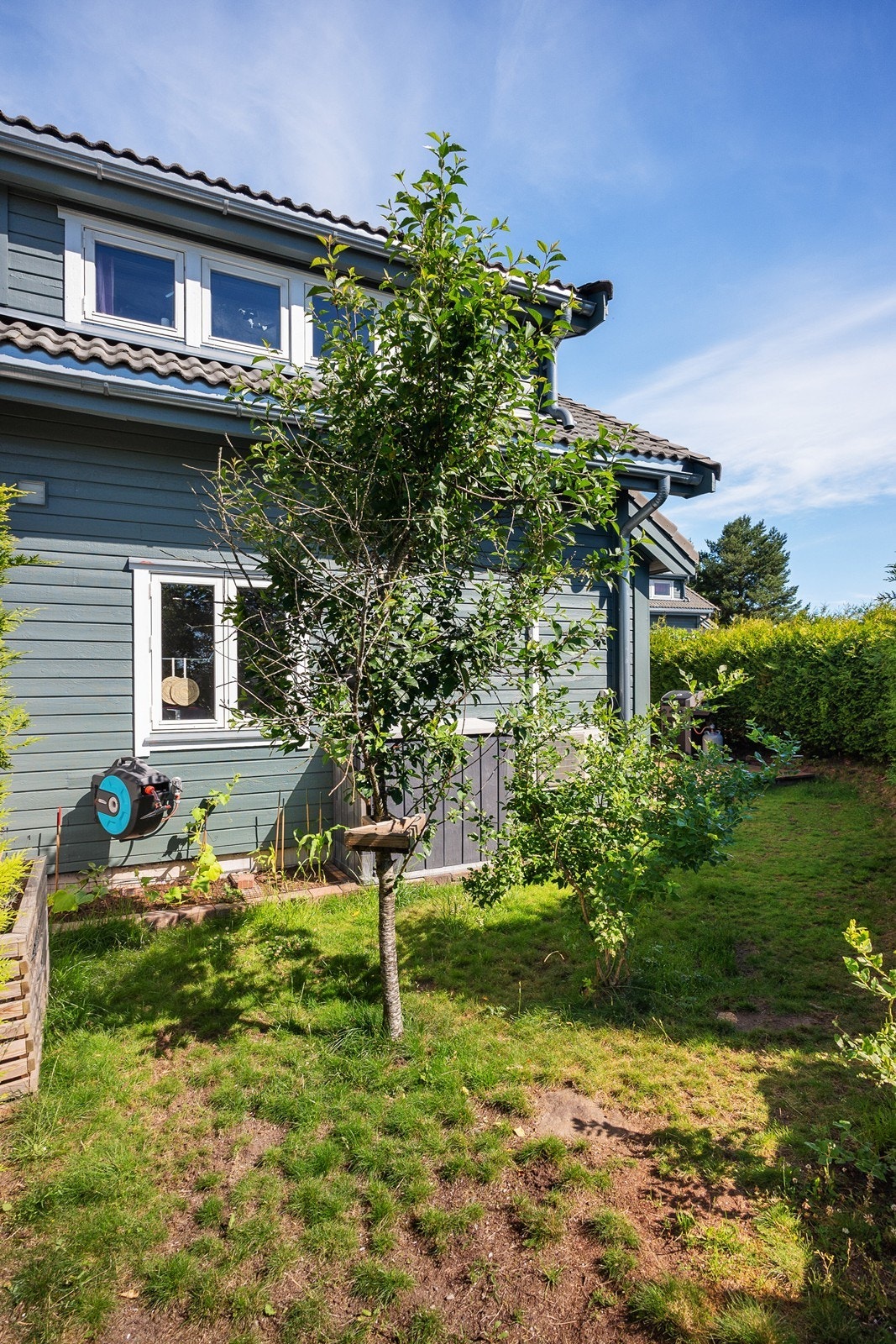 Rundt hjørnet og fra terrassen har du tilgang til en skjermet og grønn hageflekk. Galleribilde