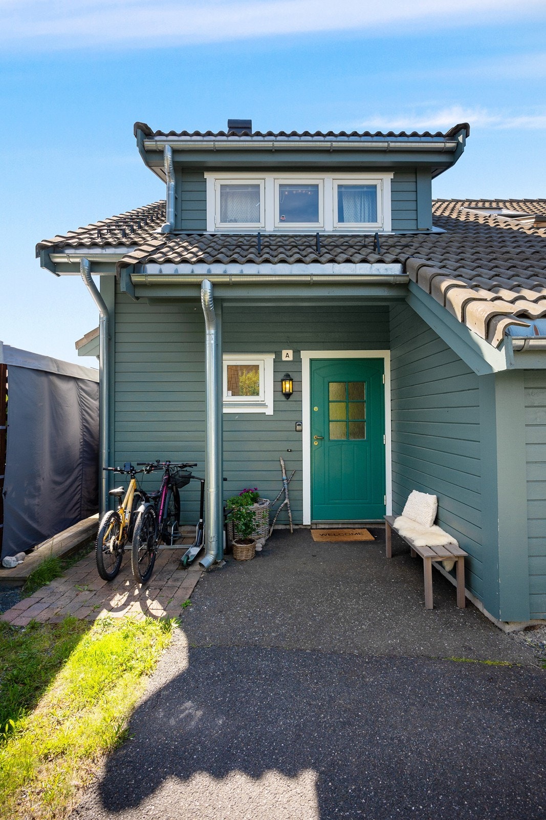 Inngangspartiet er overbygd, her titter morgensolen innom. Galleribilde