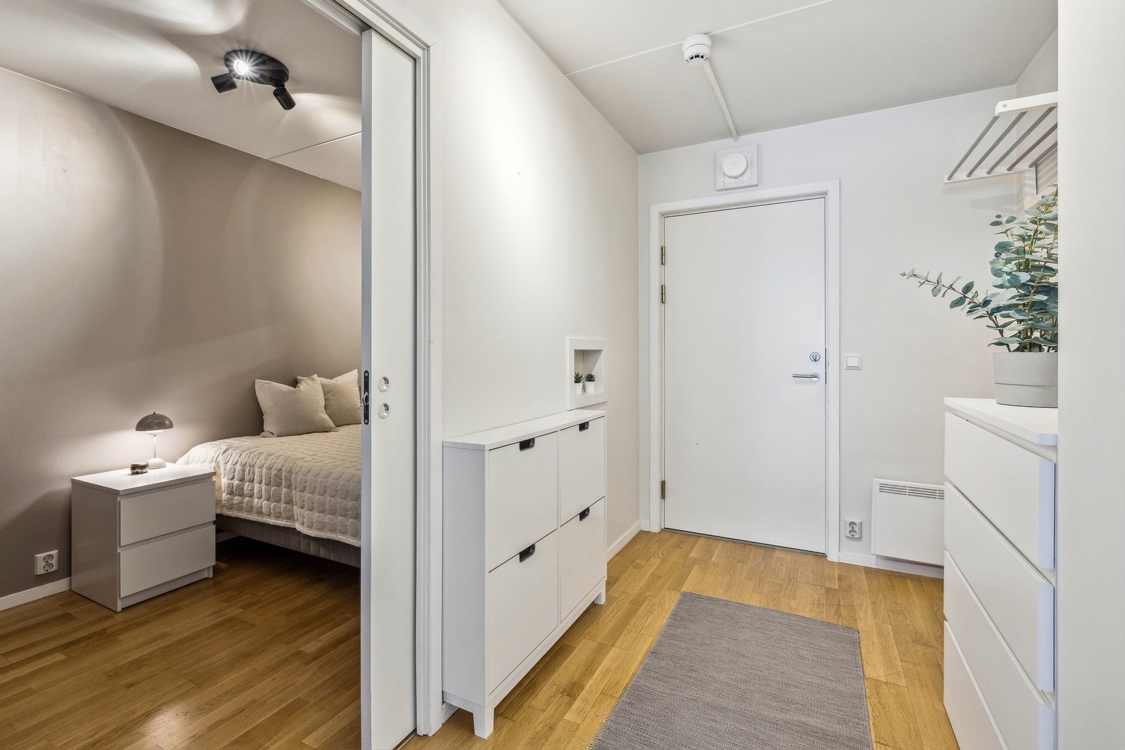 Fra entréen er det adkomst til soverommet. Galleribilde