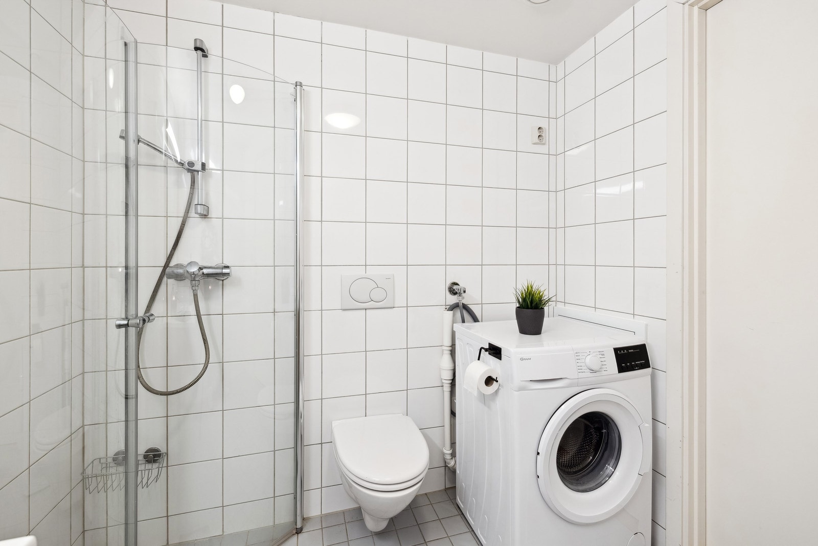 Baderommet har elektriske varmekabler i gulvet for behagelig komfort året rundt. Galleribilde