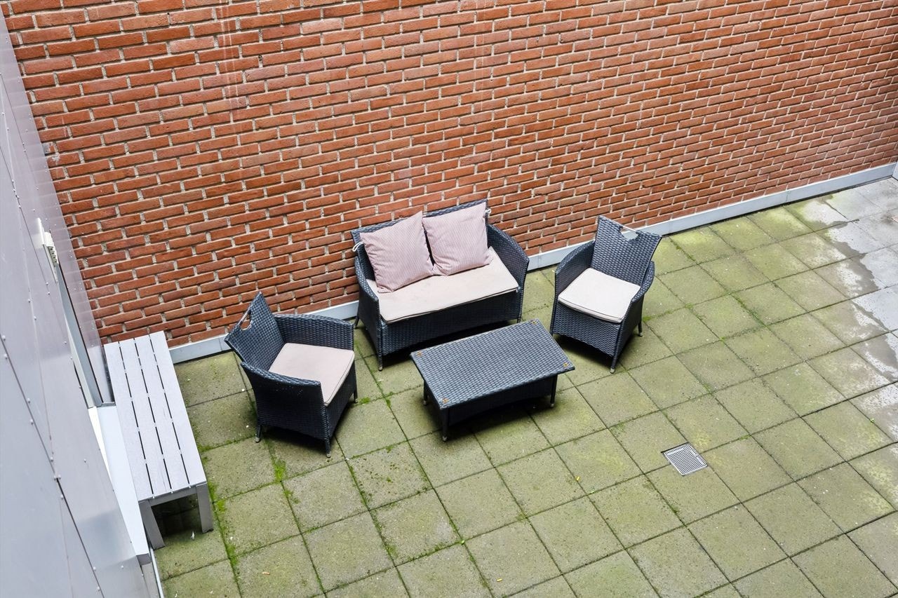 Lun bakgård med plass til hyggelige sammenkomster og rolige stunder i frisk luft. Galleribilde