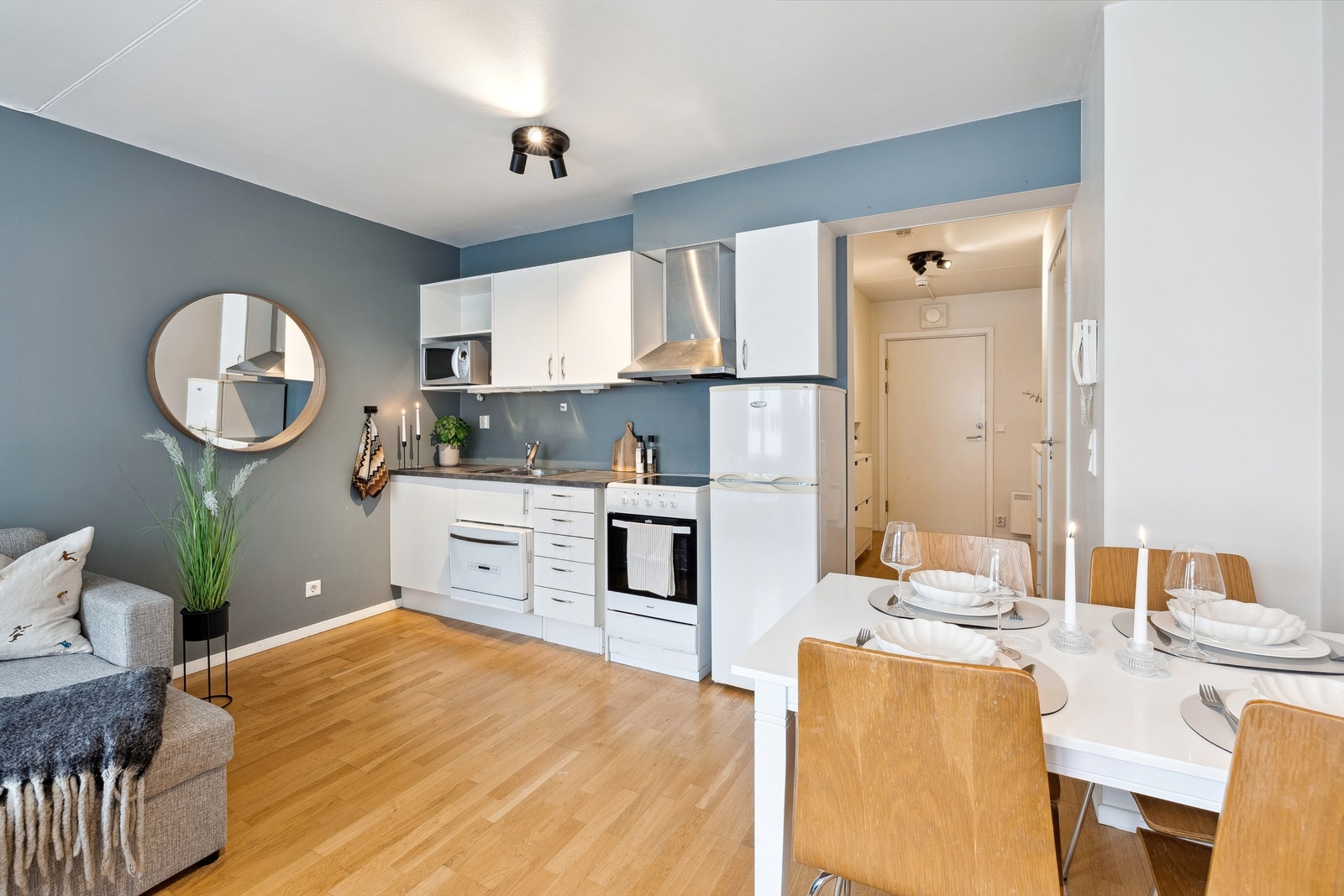 Praktisk kjøkken med god benkeplass og vannstoppsystem for ekstra trygghet. Galleribilde