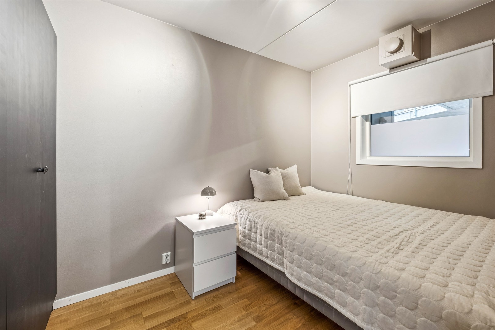 Soverommet har plass til seng og garderobe. Galleribilde