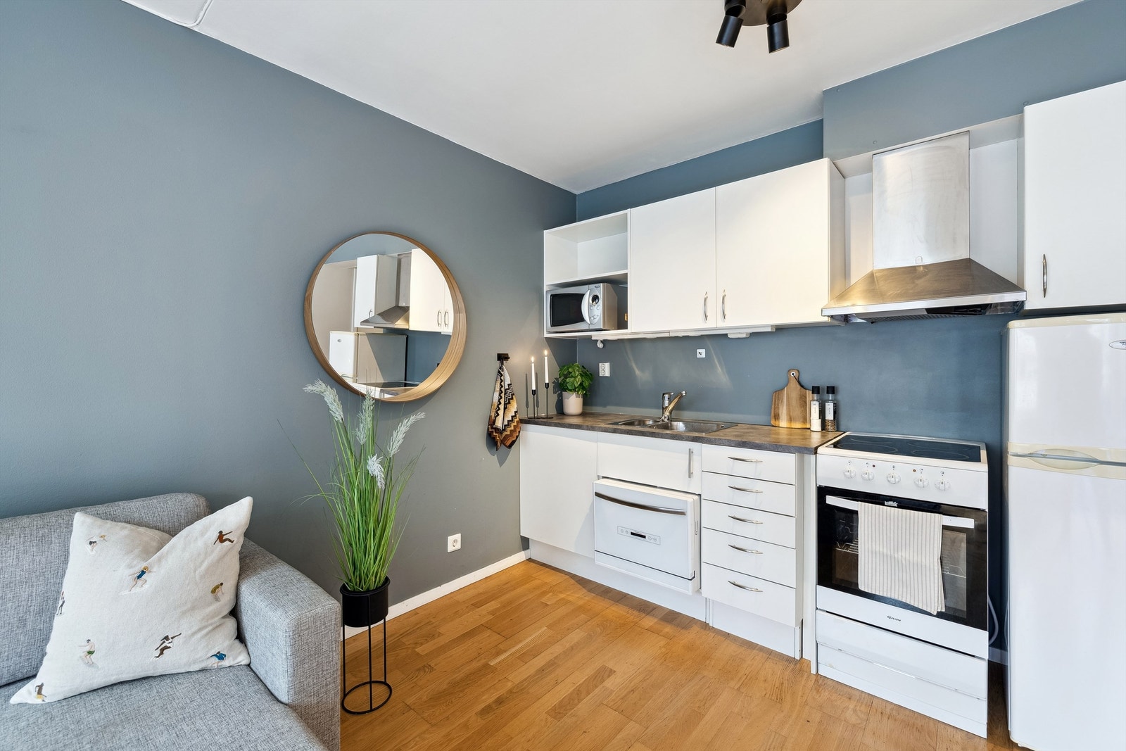 Kjøkkenet har glatte fronter, laminatbenkeplate og plass til frittstående hvitevarer Galleribilde