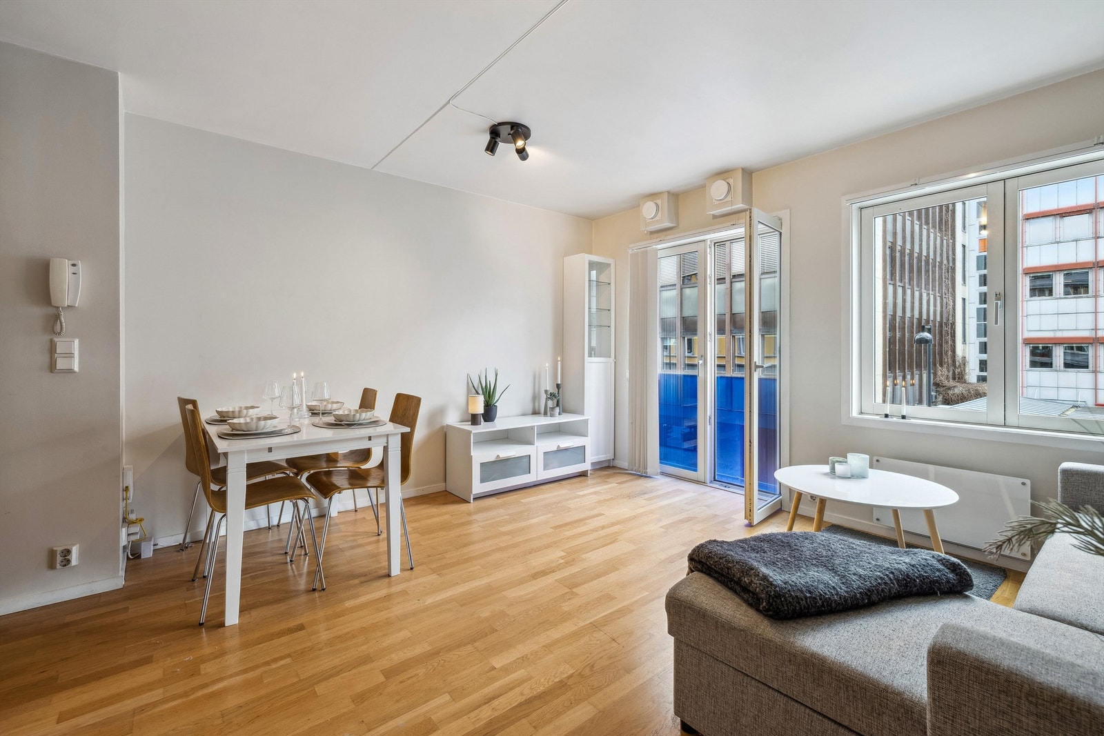 Stuedelen har utgang til fransk balkong - en elegant løsning som slipper inn frisk luft. Galleribilde