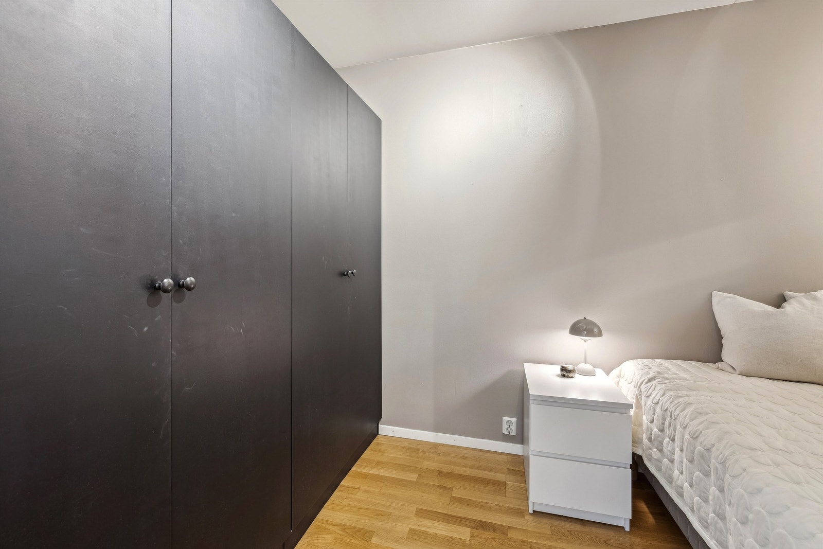 Stor garderobe gir rikelig med oppbevaringsplass til klær og personlige eiendeler. Galleribilde