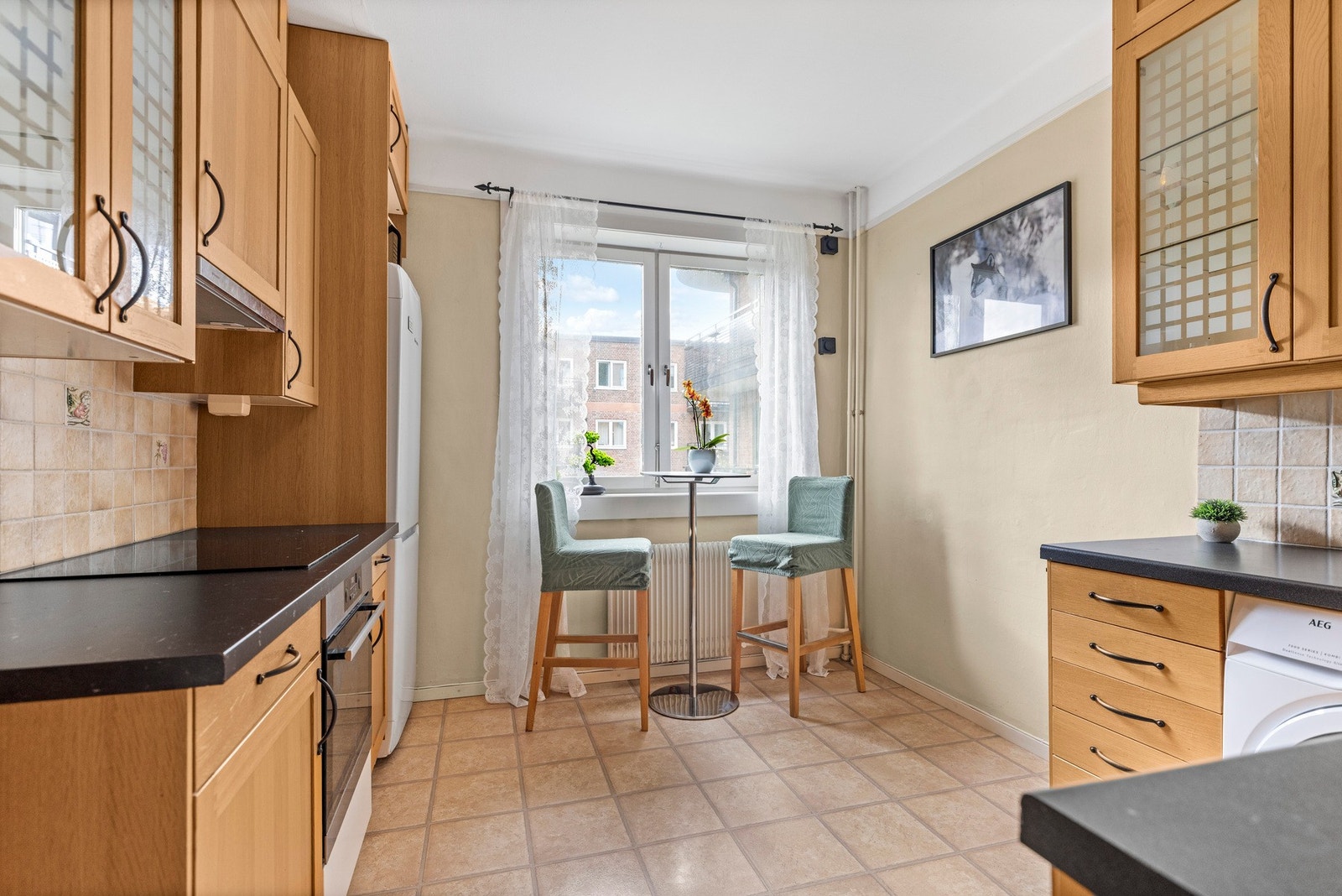 Det sjarmerende kjøkkenet finner du i et separat rom og er både romslig og praktisk utformet med rikelig skap- og benkeplass. Galleribilde