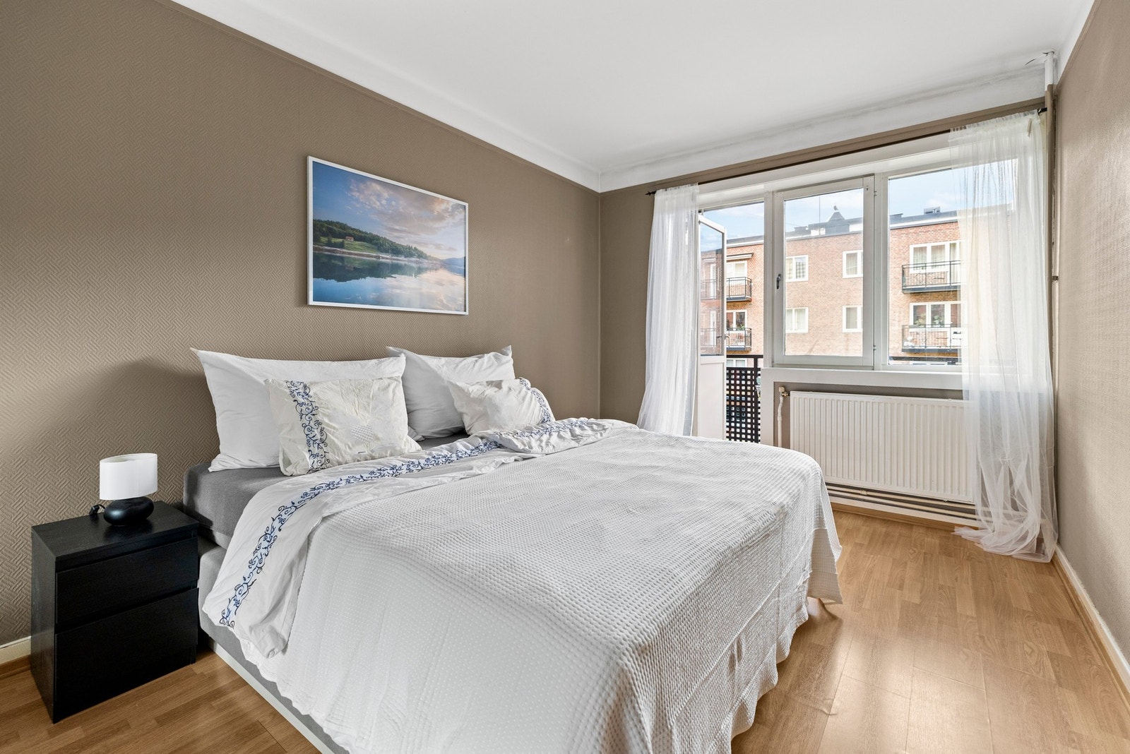 Leiligheten har et meget romslig soverom med god plass til dobbeltseng med nattbord på hver side og et romslig garderobeskap. Galleribilde