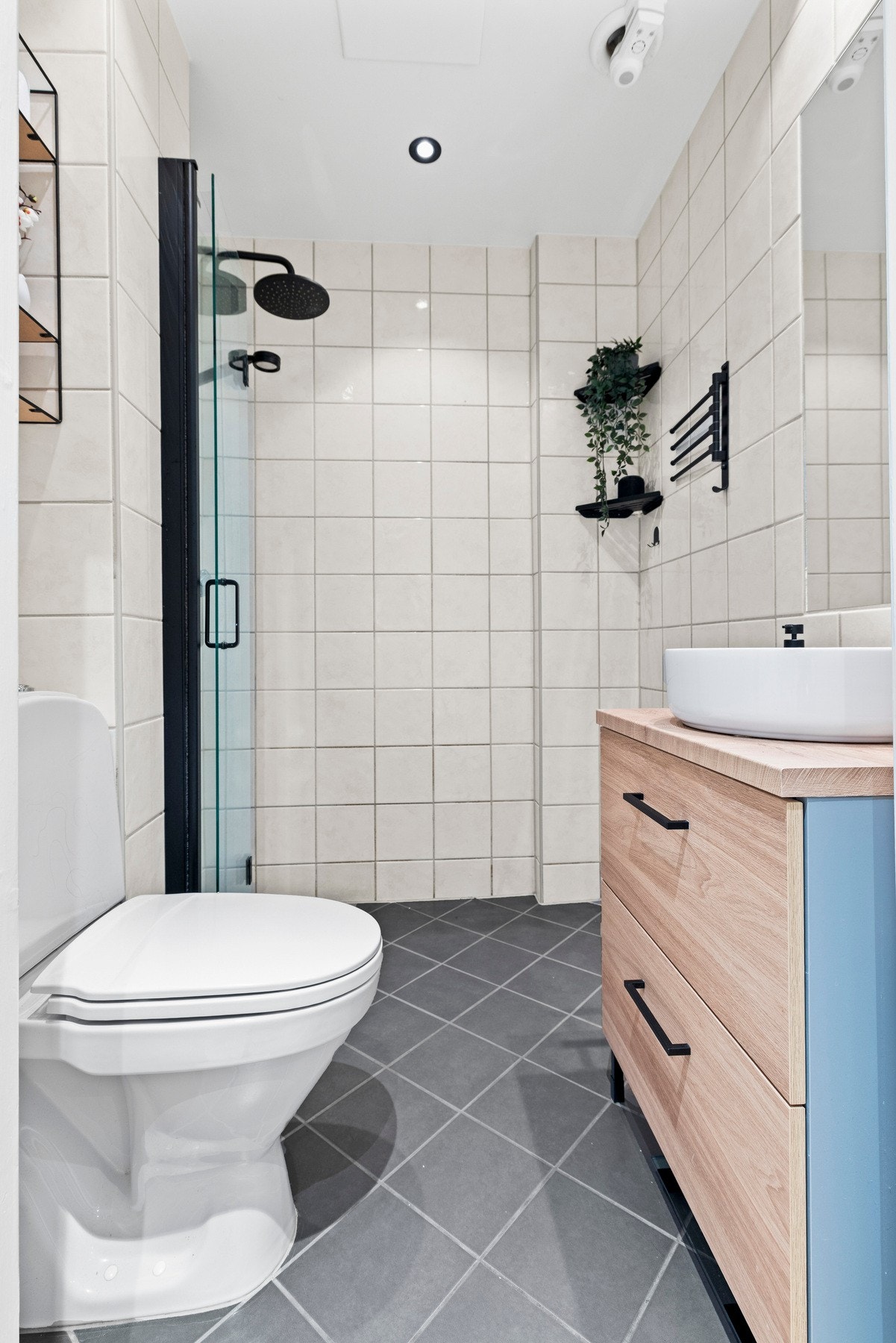 Delikat og innbydende baderom fra 2005, med flislagte vegger og gulv med varmekabler (utbedret i 2016). Galleribilde