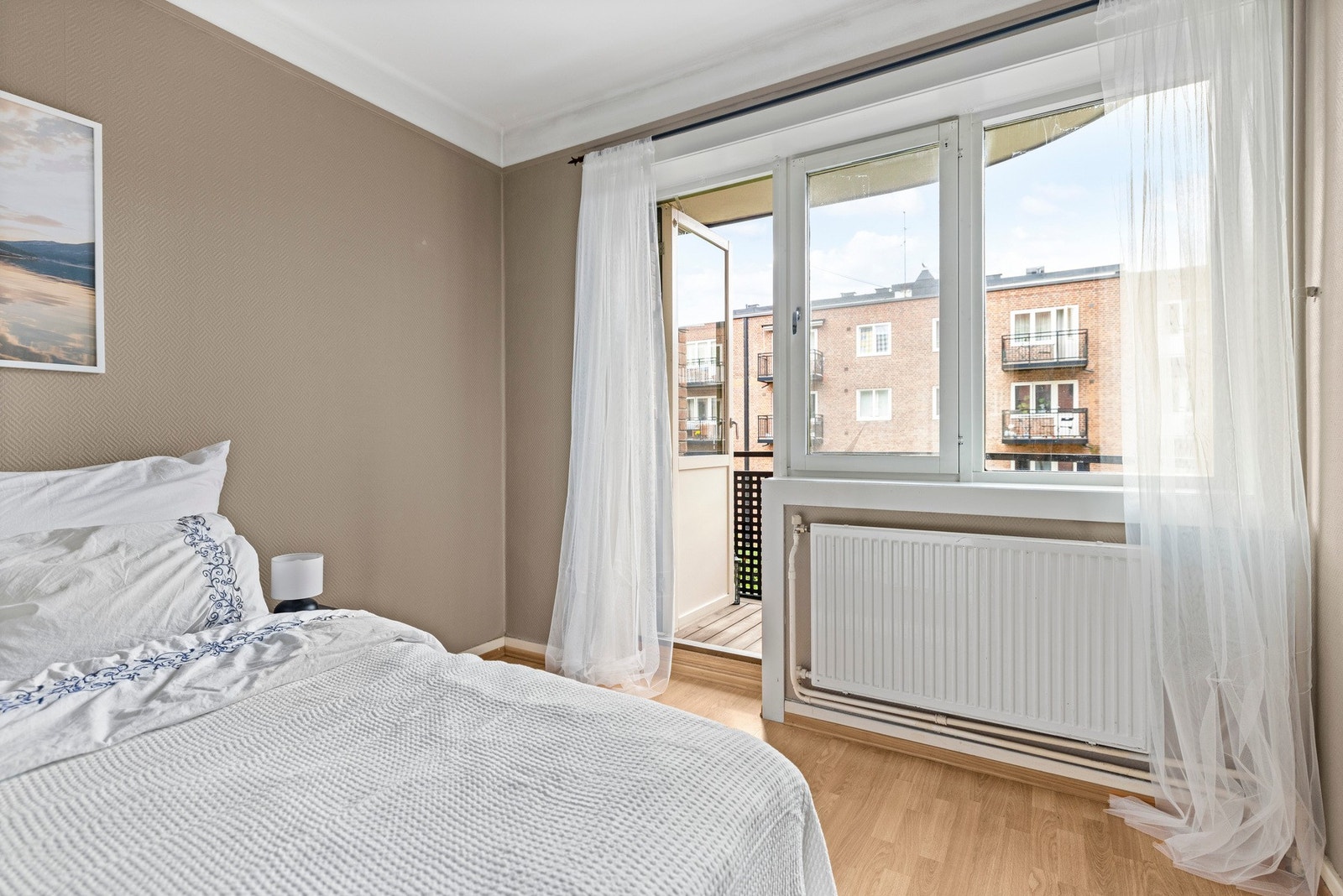 Det slippes inn godt med naturlig dagslys gjennom store vindusflater som sørger for en luftig romfølelse. Galleribilde