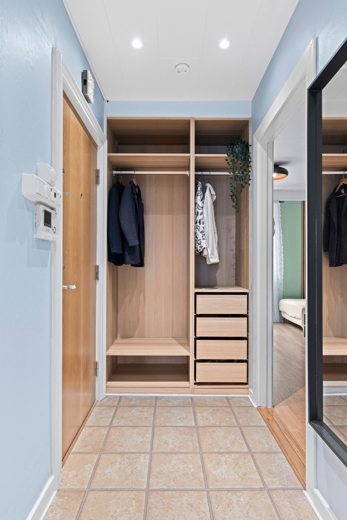 Her får du fint plass til et romslig garderobeskap som gjør det enkelt å henge fra seg yttertøy og sette fra seg sko. Galleribilde