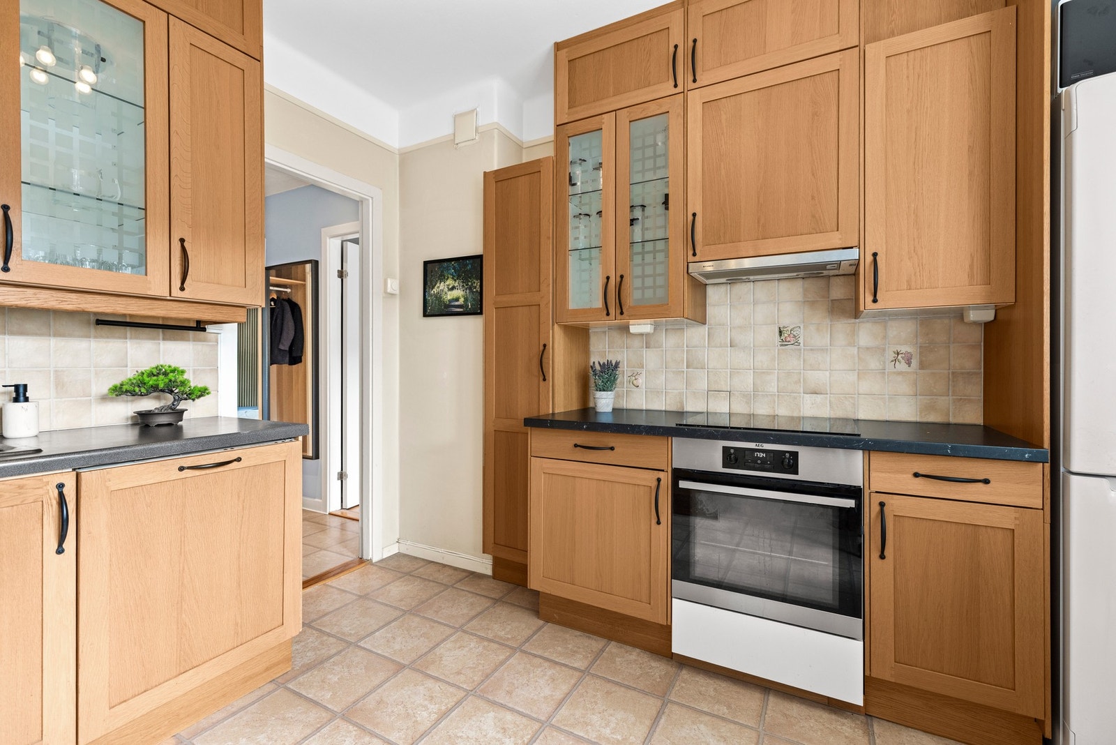 Innredningen er fra 2006 med slette ettspeils fronter og benkeplate i laminat. Galleribilde